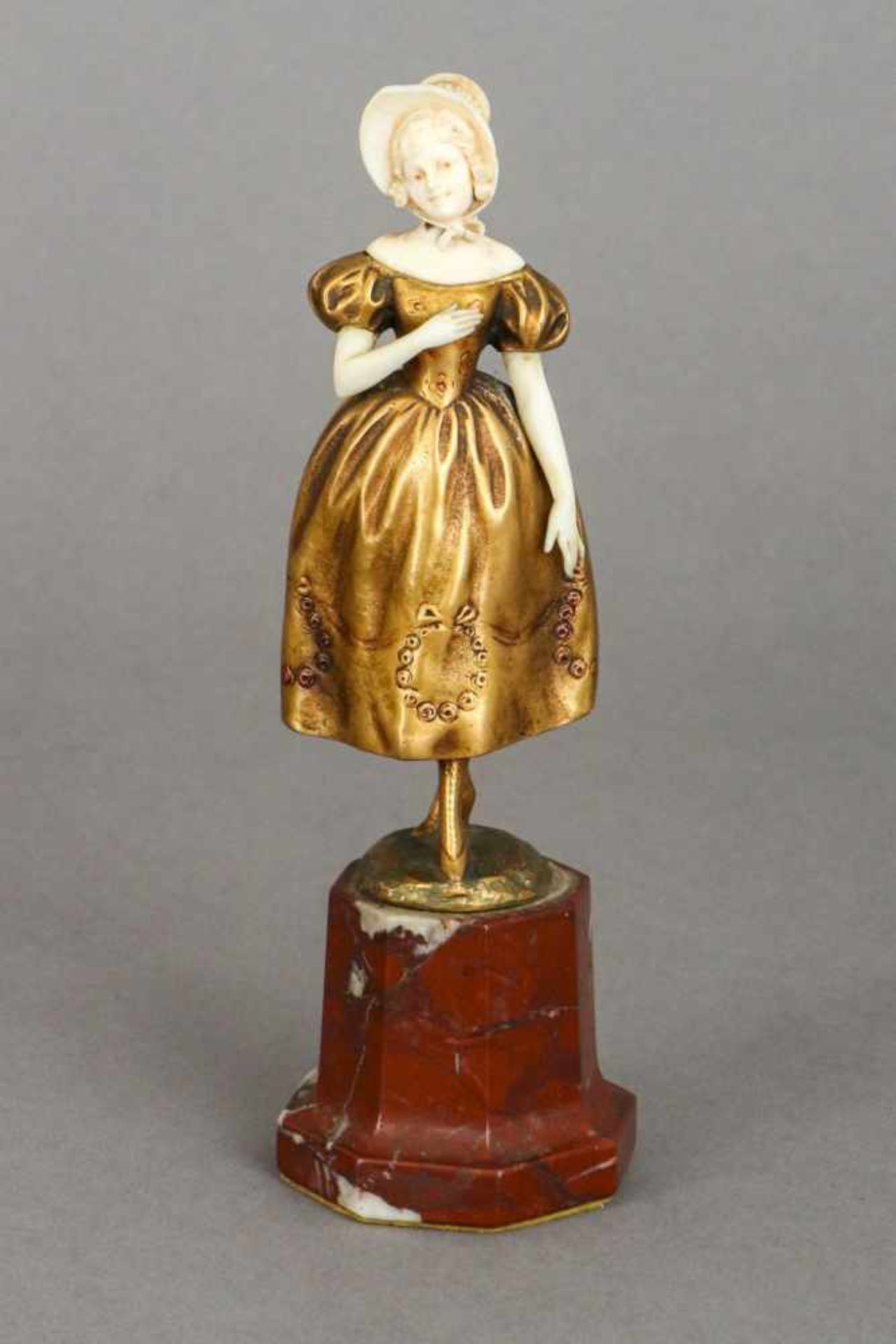 JOHANN PHILIPP PREISS (1882-1943) Chryselephantine ¨Dame im Biedermeier-Kleid mit Hut¨vergoldete und - Bild 2 aus 4