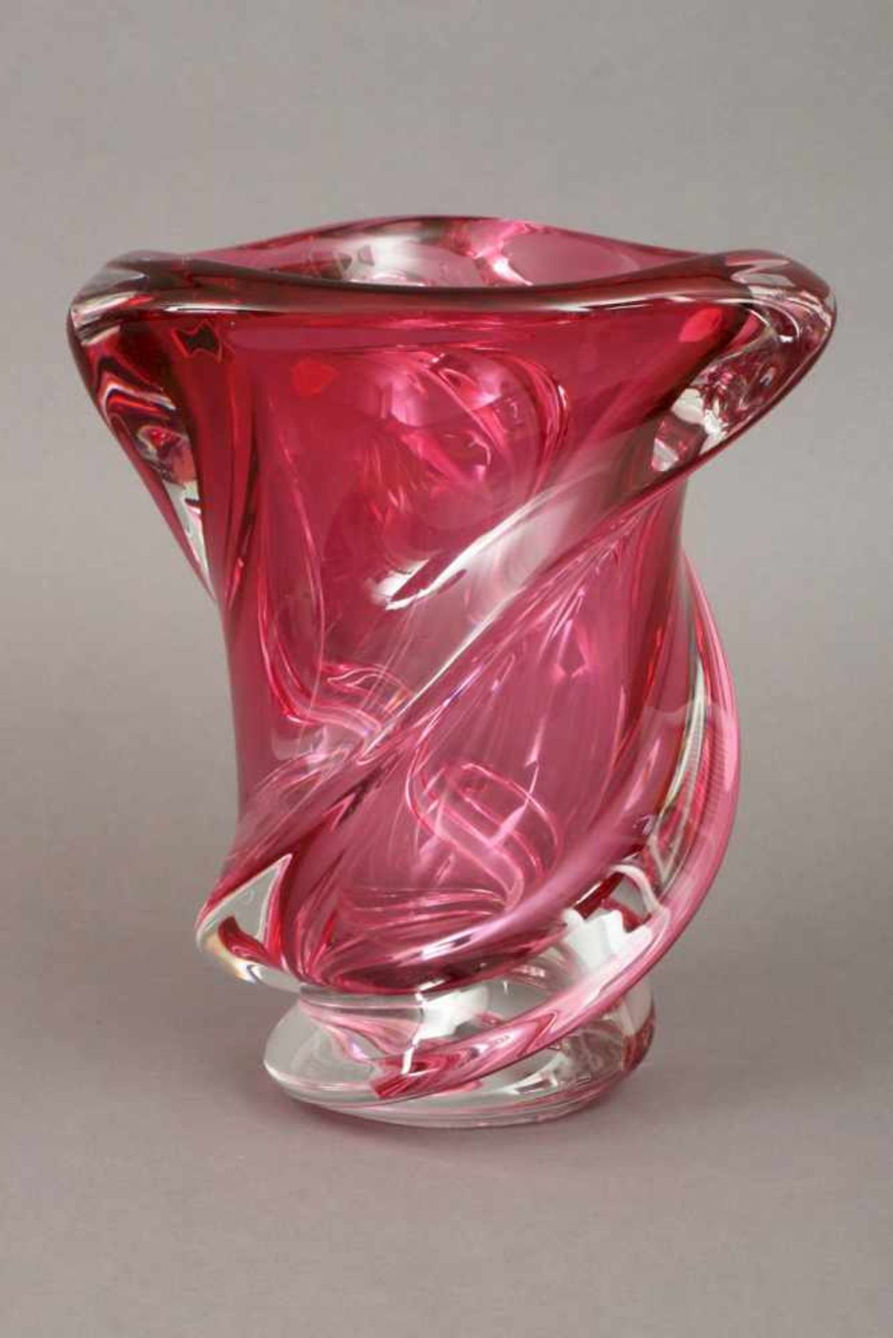 VAL ST. LAMBERT Vasefarbloses und rosa-farbenes Glas, gedrehter Korpus, original Aufkleber, H ca.