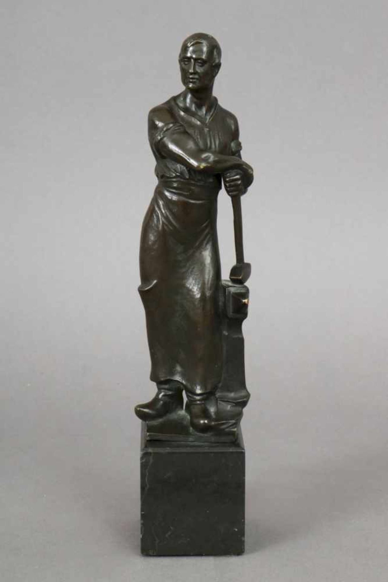 FRANZ IFFLAND (1862-1935) Bronzefigur ¨Schmied¨dunkel patiniert, stehende Darstellung mit Hammer und - Bild 2 aus 4