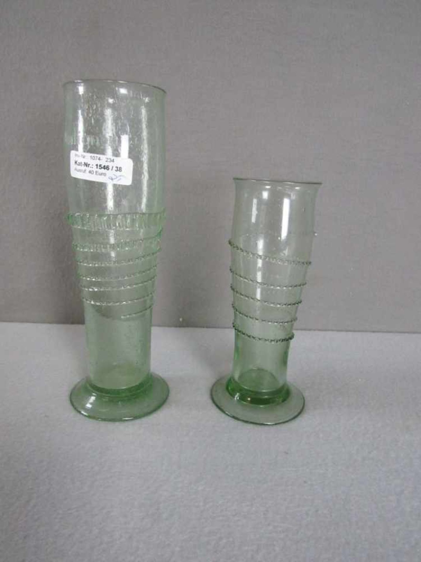 2 Gläser Glas antik umlaufend mit Schnur Lufteinschlüsse grünschimmernd bezeichnet oberhalb