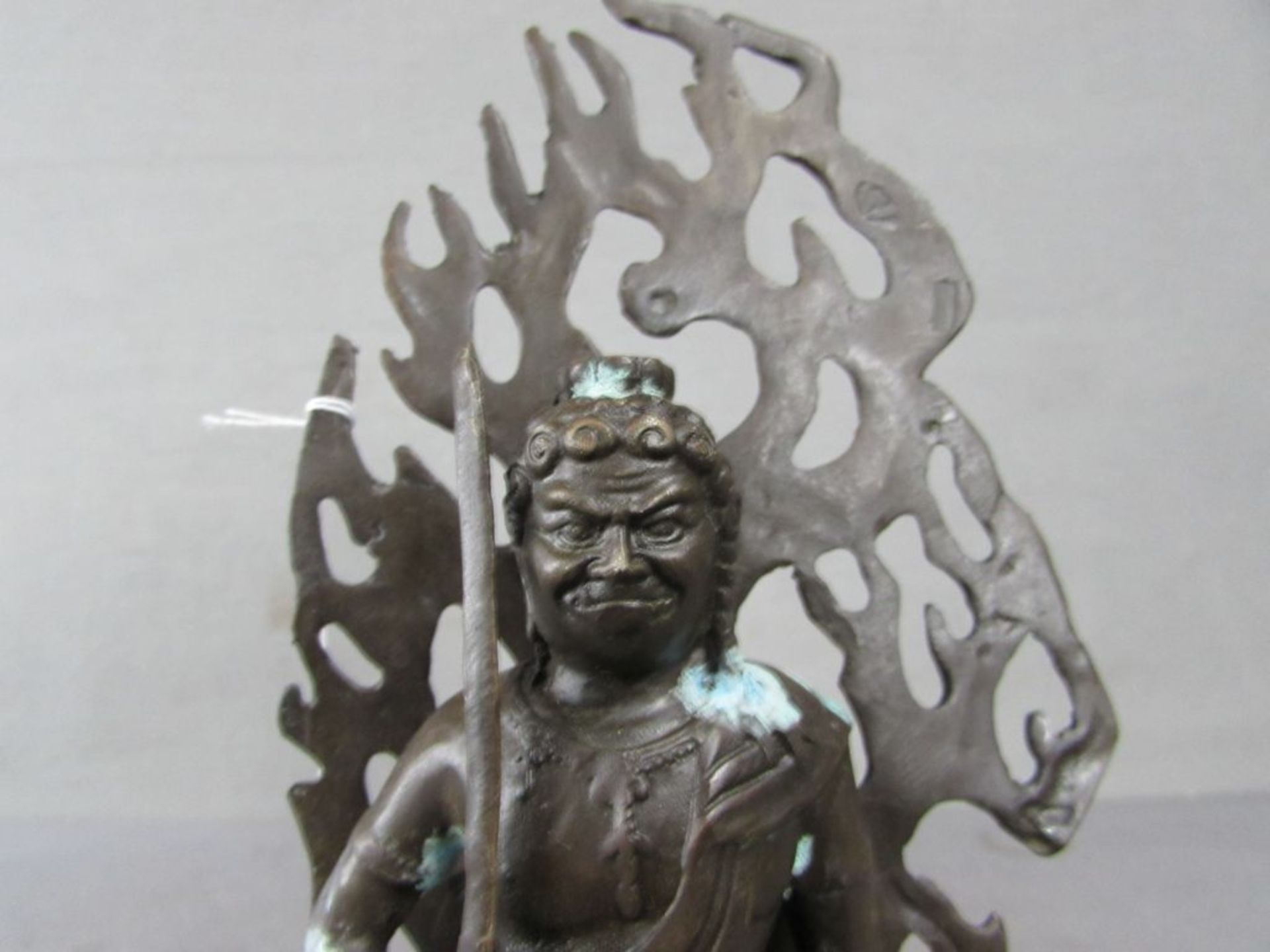Bronzeskulptur Buddha stark patiniert schönes Stück ungeprüft hier: stehend mit Schwert 28cm hoch - Bild 2 aus 3