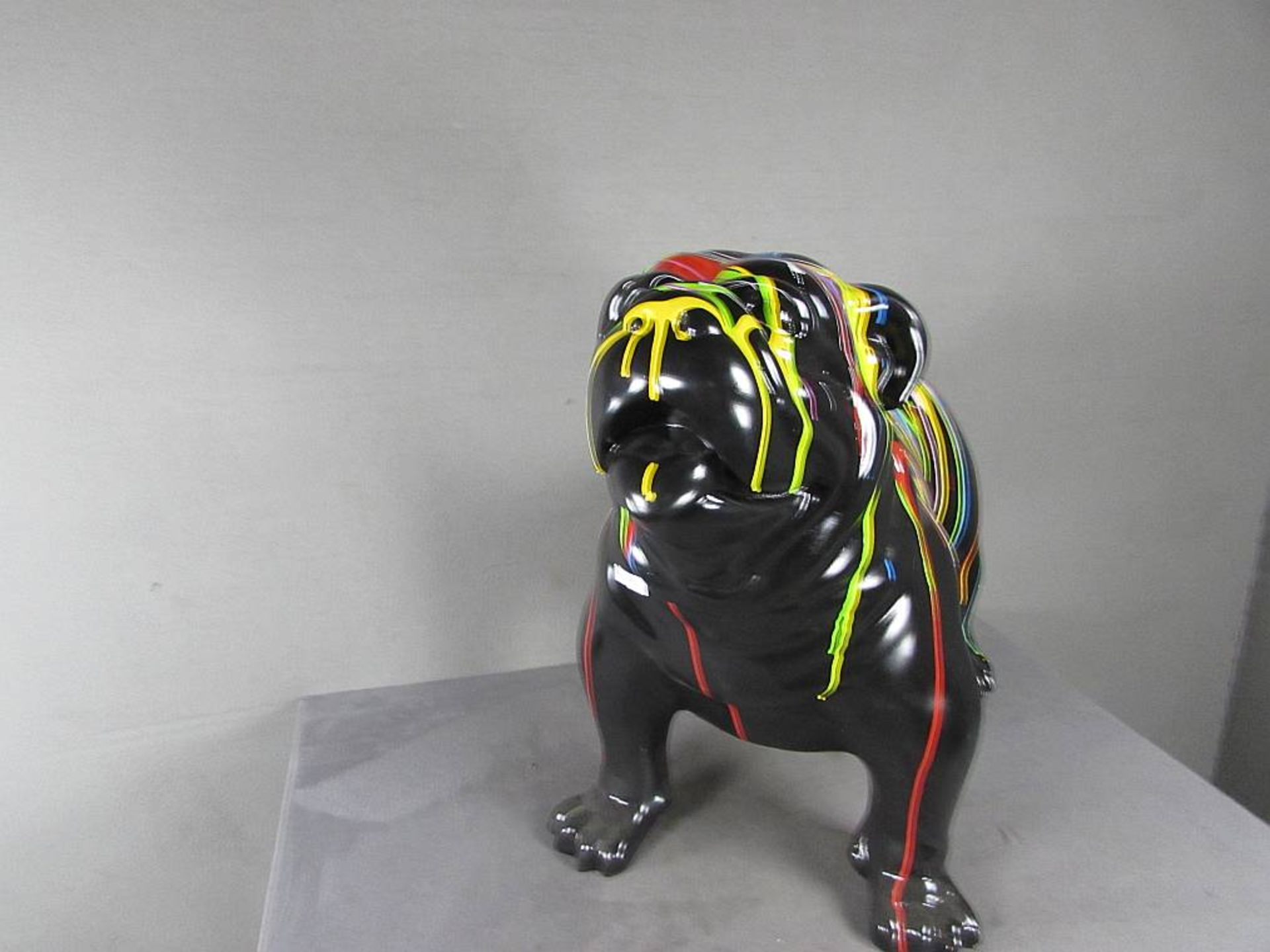 Designobjekt, Skulptur, farbig staffierte Bulldogge, Guss, länge: 86cm, höhe: 73cm - Image 2 of 4