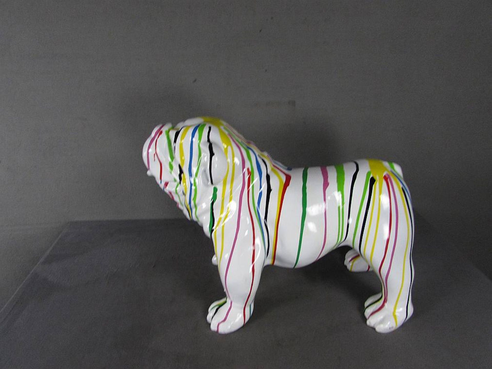 Designobjekt, Skulptur, farbig staffierte Bulldogge, Guss, länge: 58cm, Höhe: 43cm