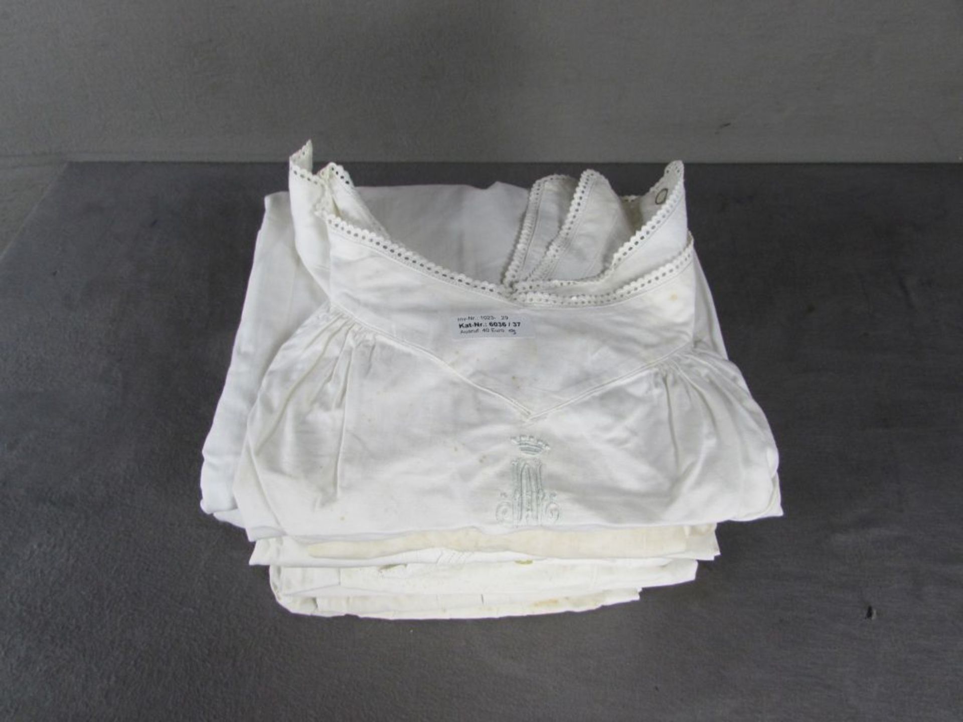 9 antike Leinen Nachthemden, bzw. Unterröcke, plus 1x Damen Nachthose, größe, circa 40. - Bild 2 aus 2