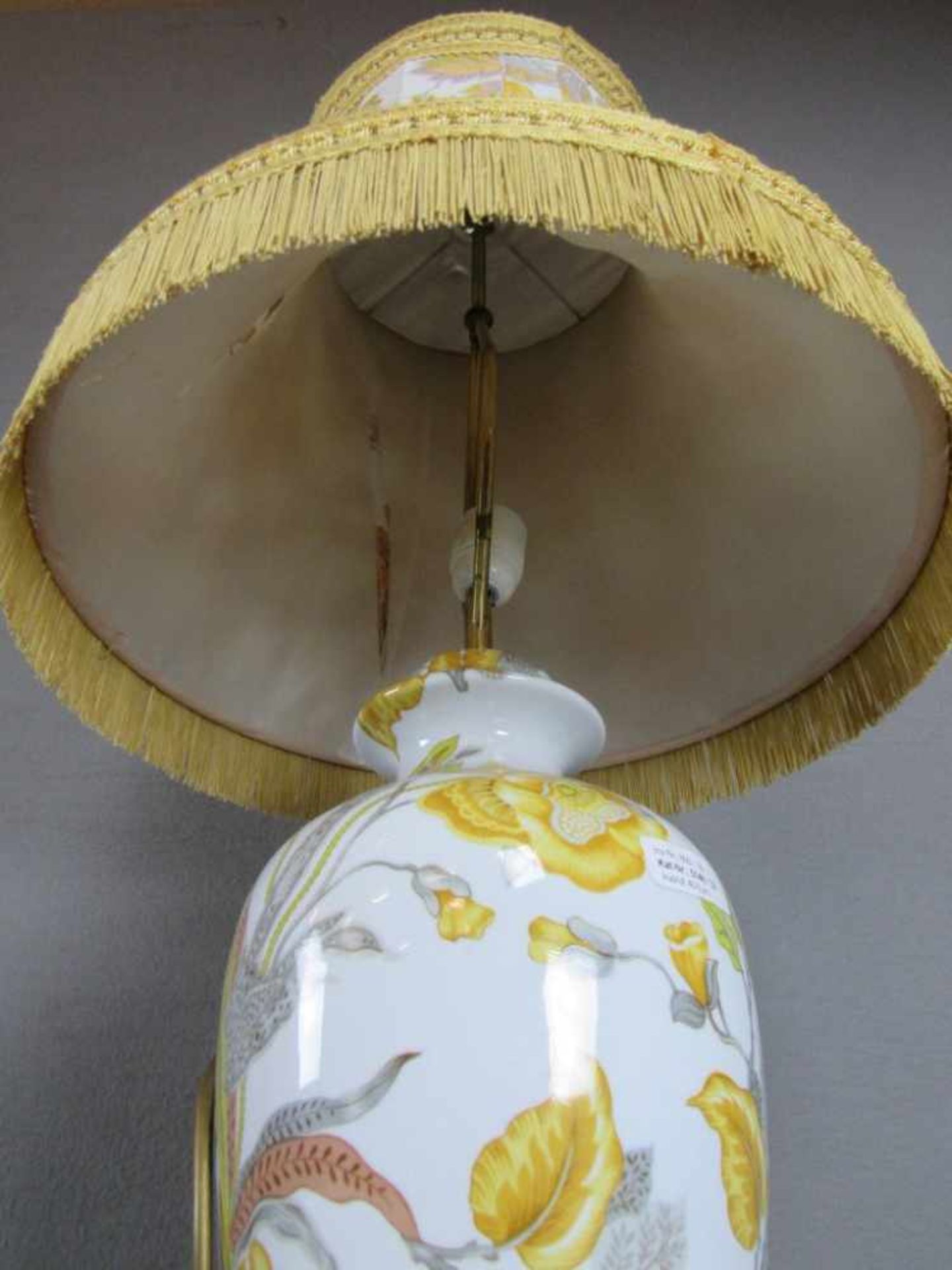 1 große Tischlampe Frankreich Porzellan De Paris unterseits gemarkt Schirm passig mit Blumendekor - Image 2 of 4