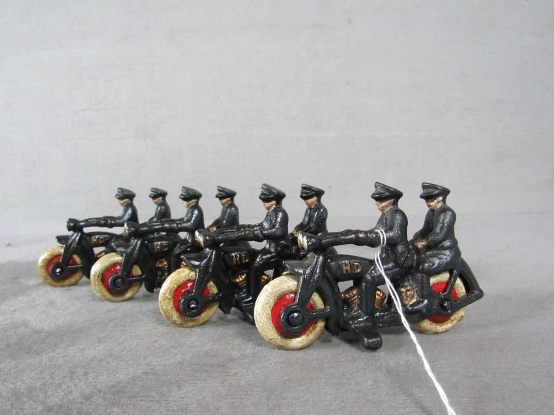 Konv. 4 gusseisernen Spielzeug Motorräder, Polizei auf Harley Davidson L:10cm, rollbar