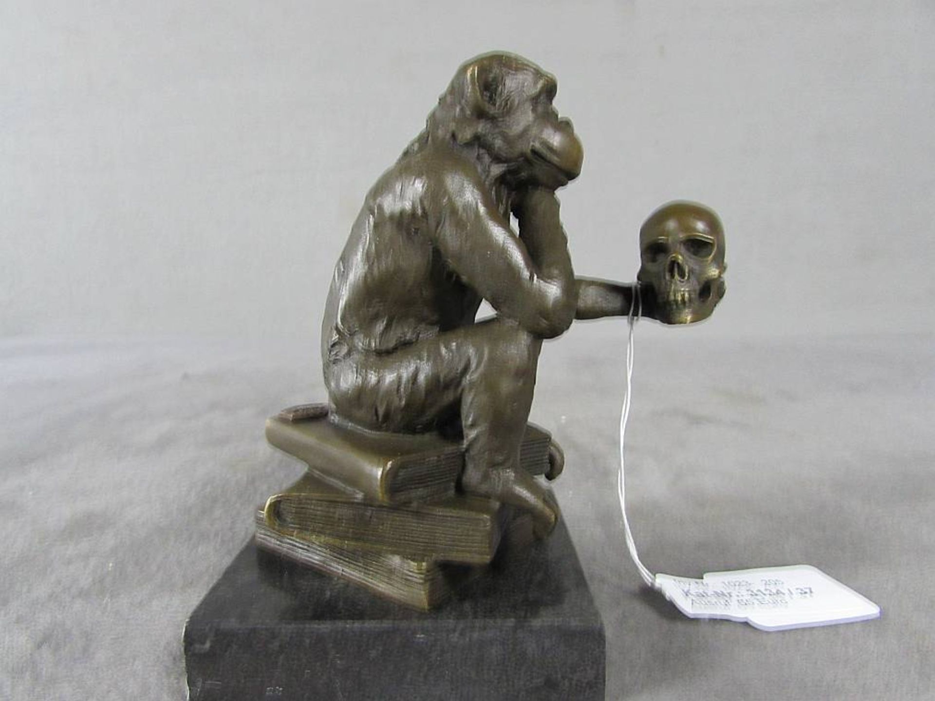 Bronzeskulptur, auf Marmorplinthe, signiert und plaketiert, hier denkender Affe, Memento Mori, - Bild 2 aus 3