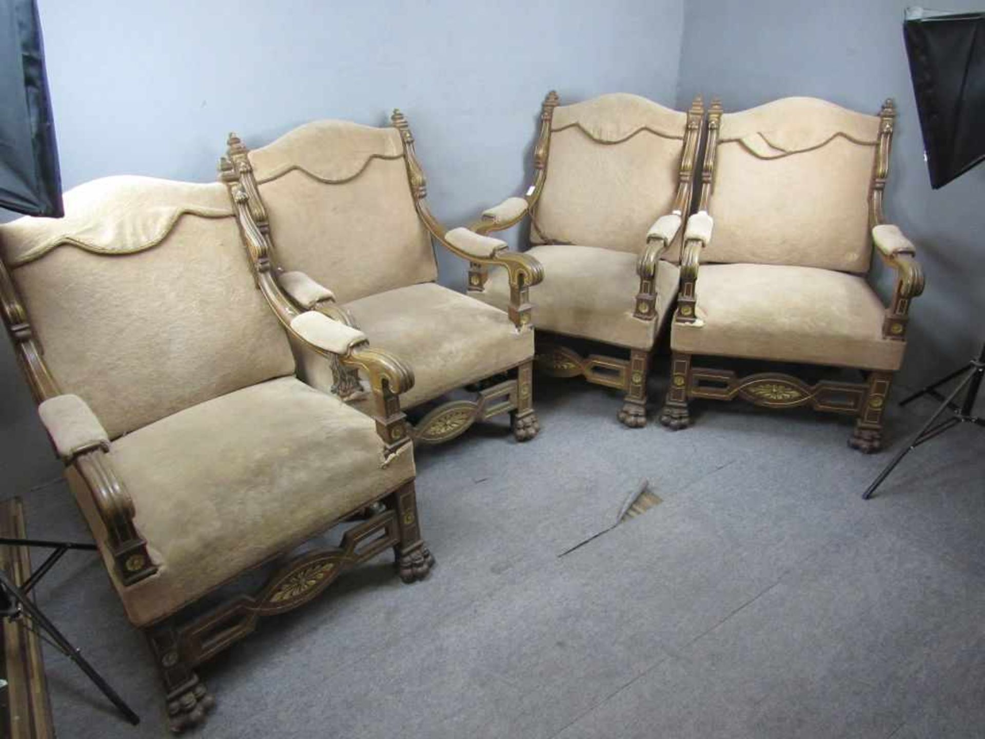 4 antike Armlehnenstühle Barock bedürfen Restauration wobei komplett