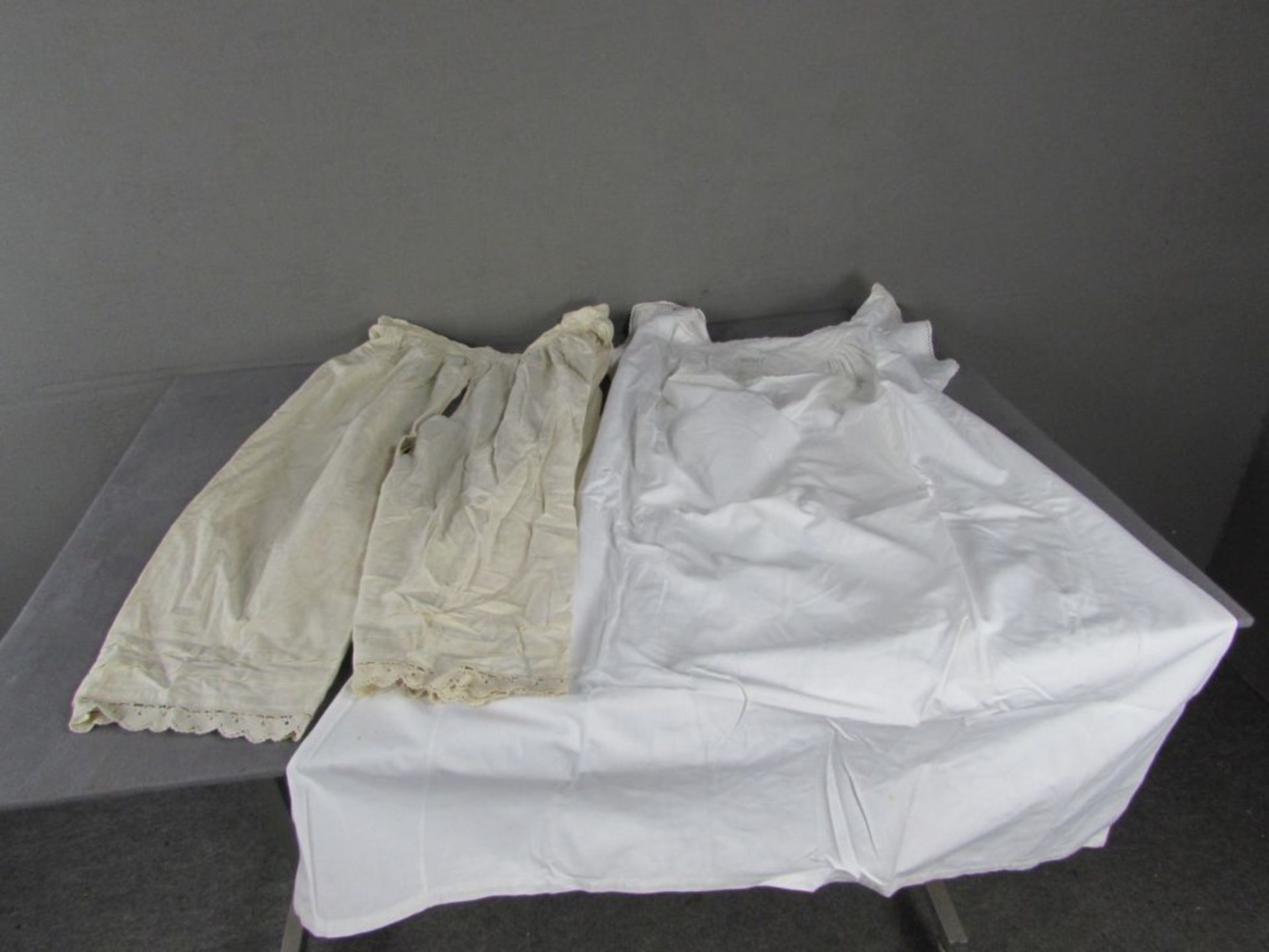 9 antike Leinen Nachthemden, bzw. Unterröcke, plus 1x Damen Nachthose, größe, circa 40.