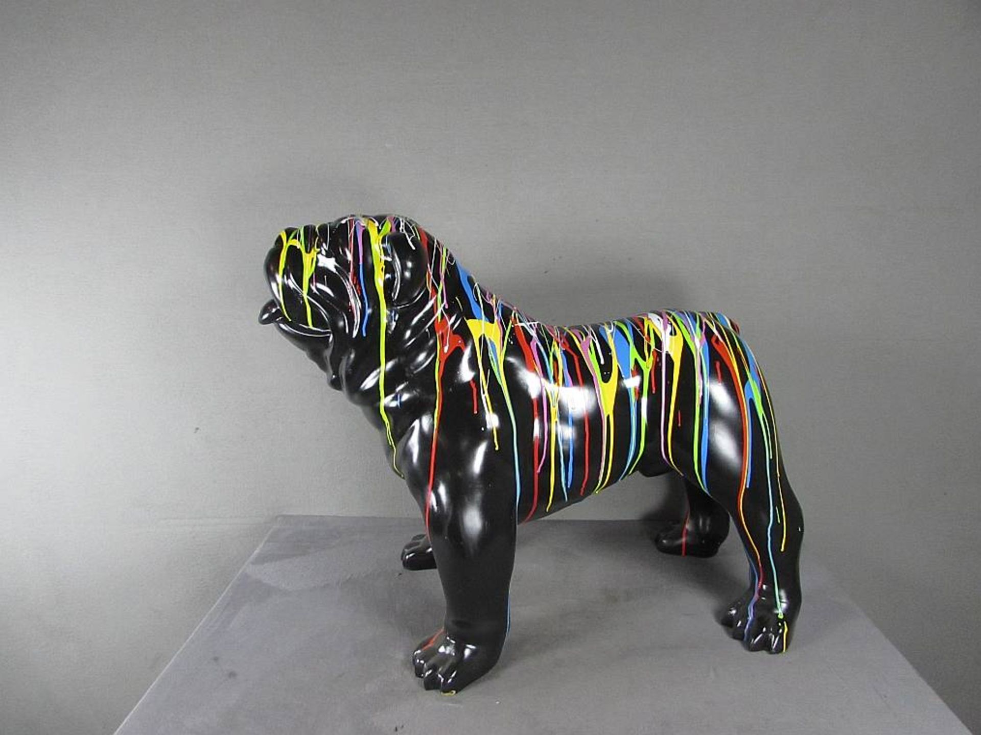 Designobjekt, Skulptur, farbig staffierte Bulldogge, Guss, länge: 86cm, höhe: 73cm