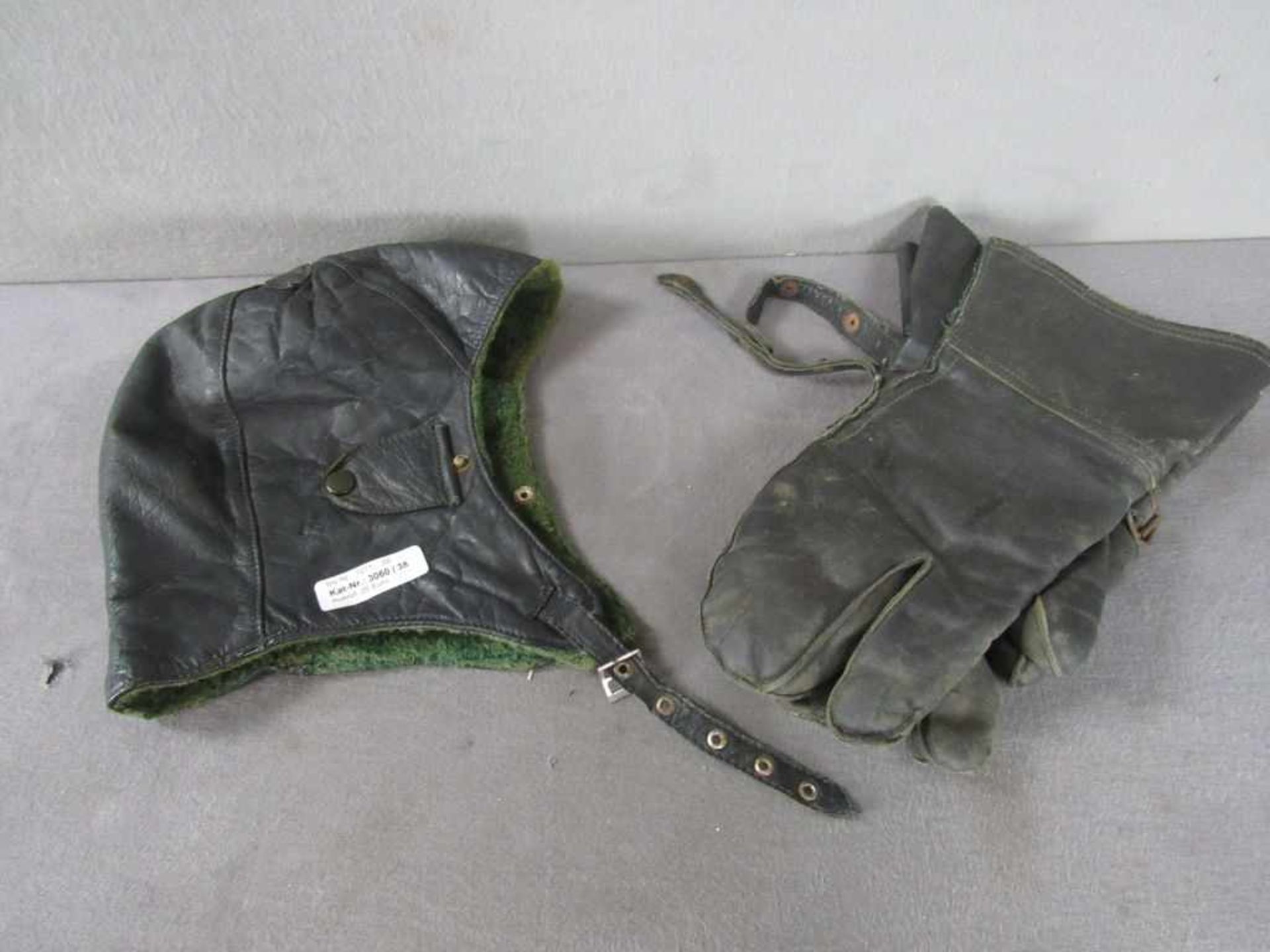 Antike Motorradbekleidung Handschuhe und Pilotenhaube