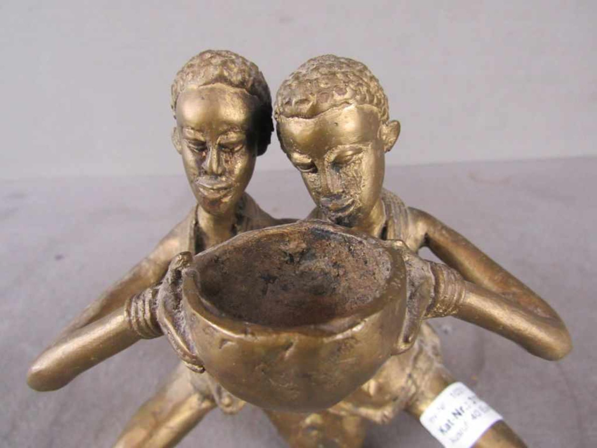 Afrikanische Skulptur 2 Farbige kniend trinkend schwerer Messing/Bronzeguss Höhe 21cm - Bild 3 aus 3
