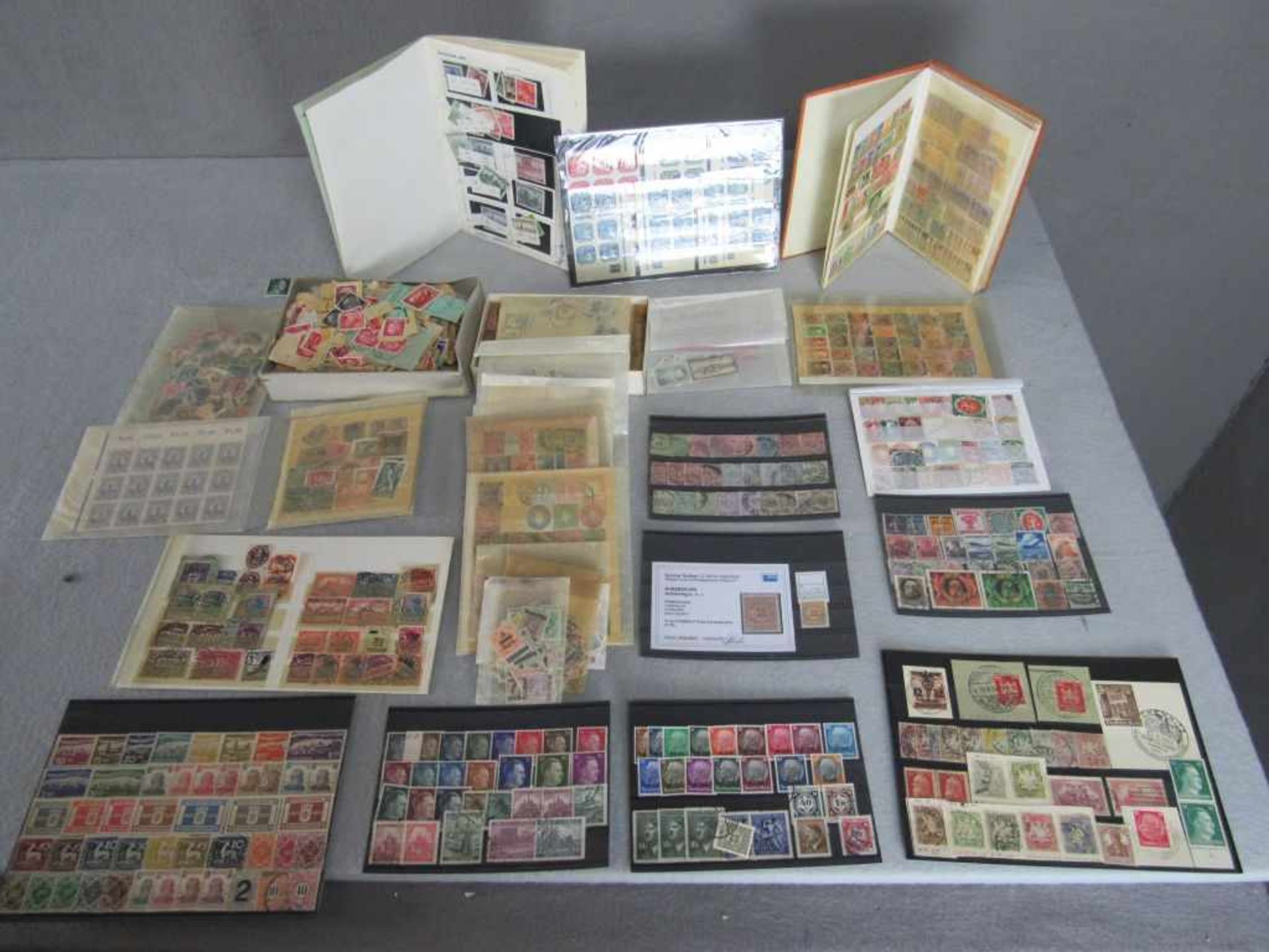 Briefmarken guter Restnachlaß im Karton kleine Fundgrube mit deutschen Marken in Tüten Auswahlheft - Bild 3 aus 9