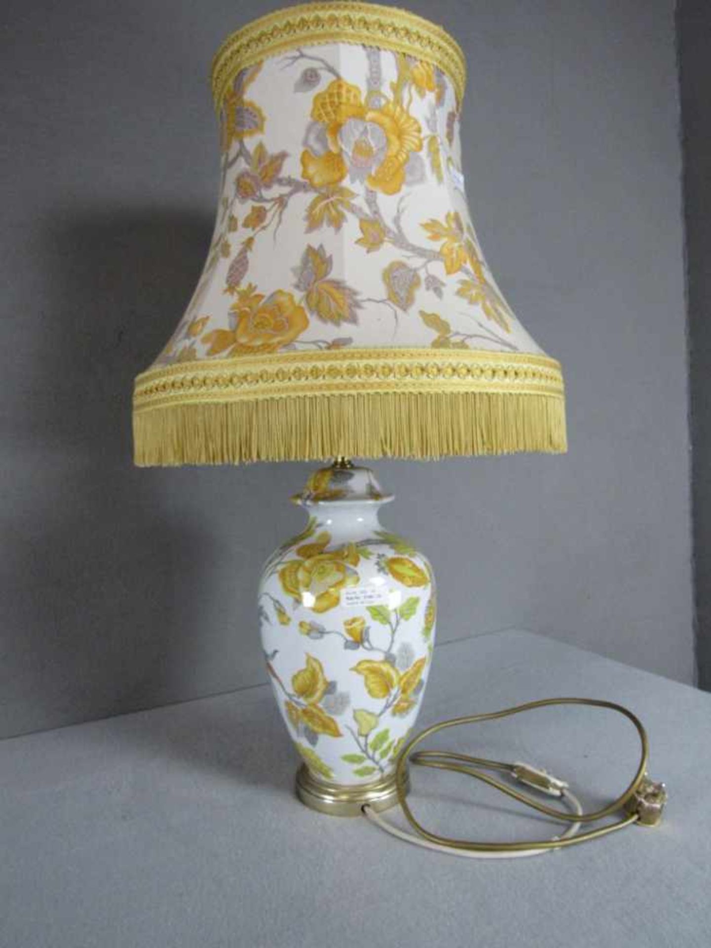 1 große Tischlampe Frankreich Porzellan De Paris unterseits gemarkt Schirm passig mit Blumendekor