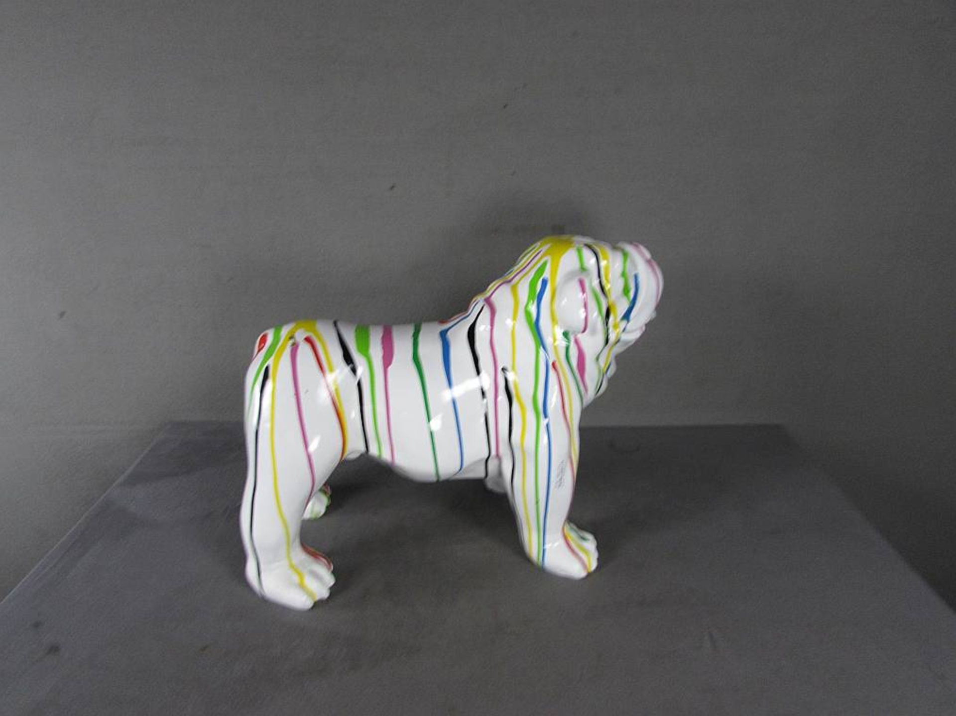 Designobjekt, Skulptur, farbig staffierte Bulldogge, Guss, länge: 58cm, Höhe: 43cm - Bild 3 aus 4