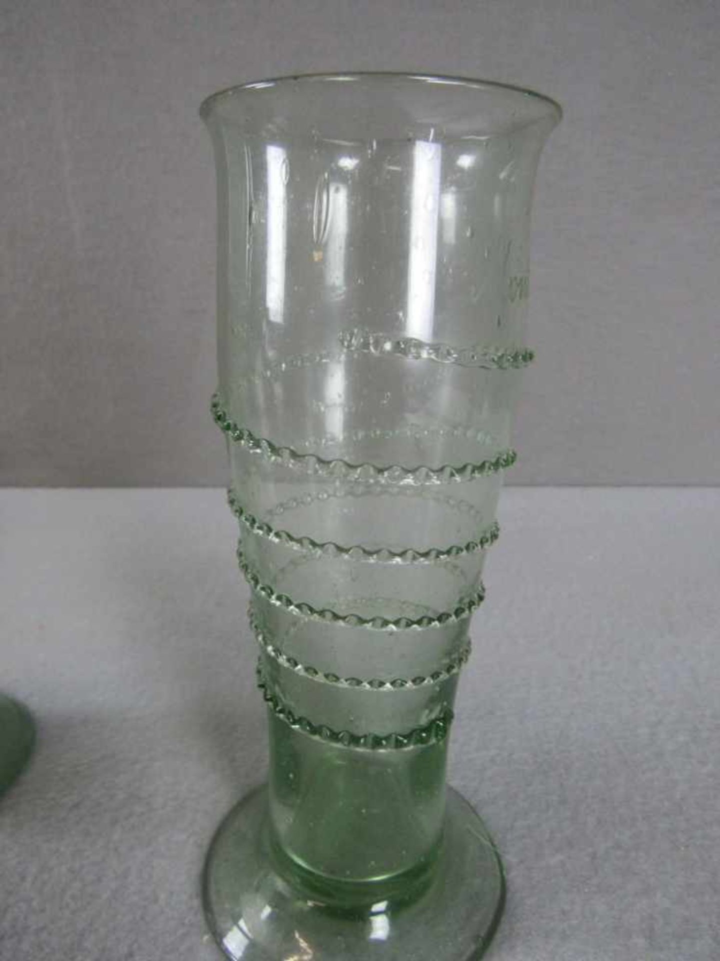 2 Gläser Glas antik umlaufend mit Schnur Lufteinschlüsse grünschimmernd bezeichnet oberhalb - Image 3 of 3