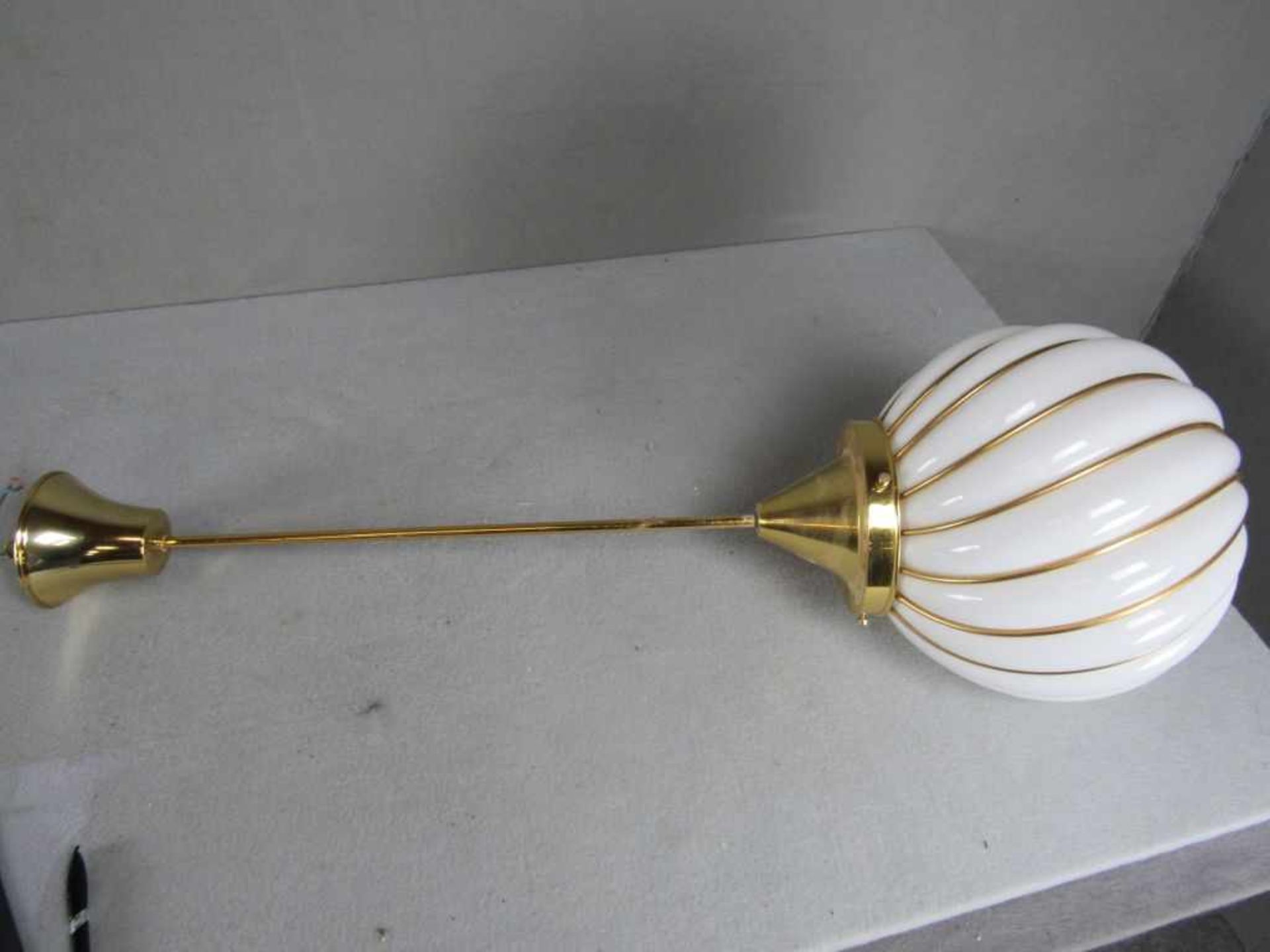 Deckenlampe gedrehte Kugel in Messingaufnahme Gesamthöhe:93cm