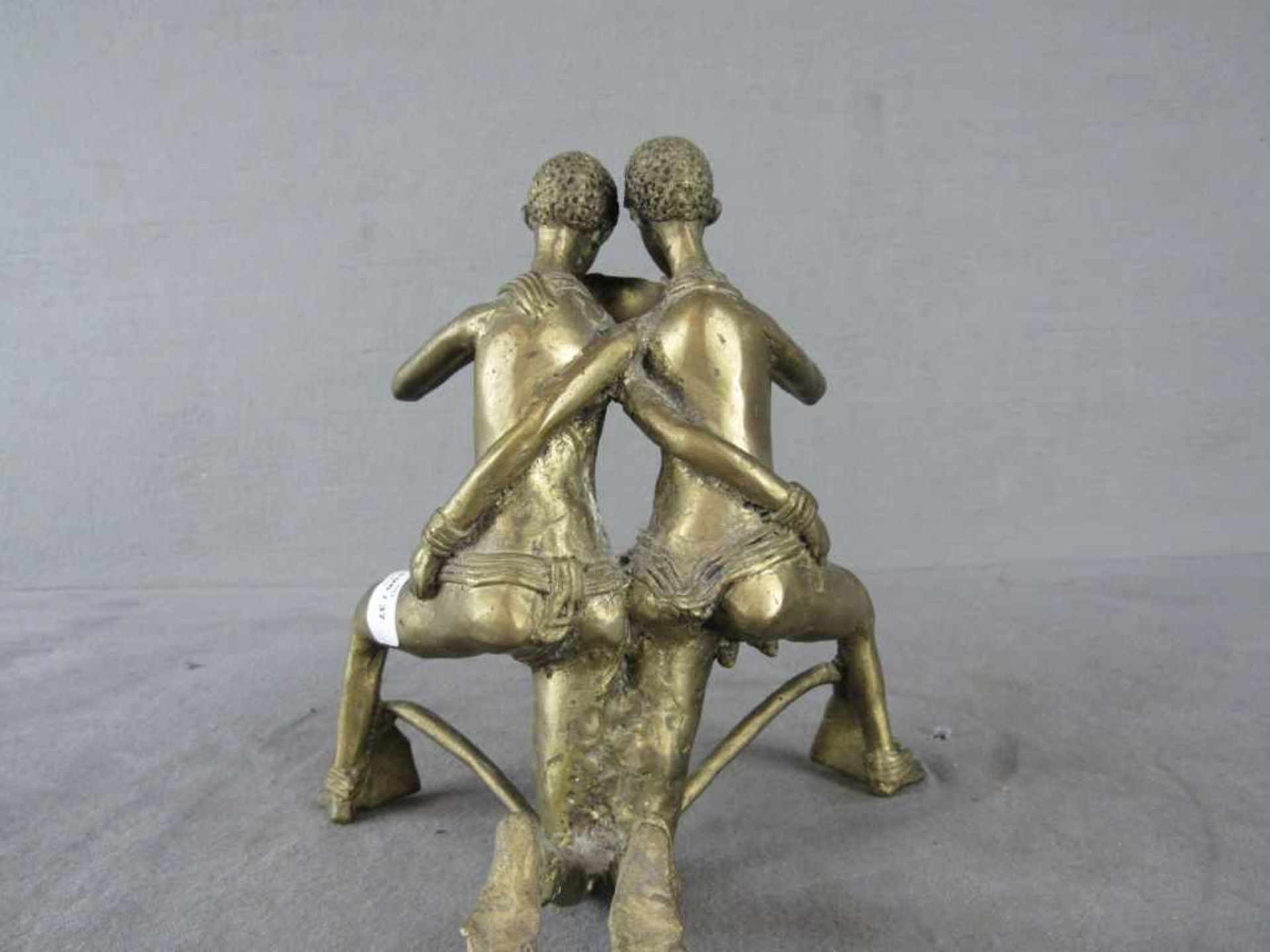 Afrikanische Skulptur 2 Farbige kniend trinkend schwerer Messing/Bronzeguss Höhe 21cm - Bild 2 aus 3