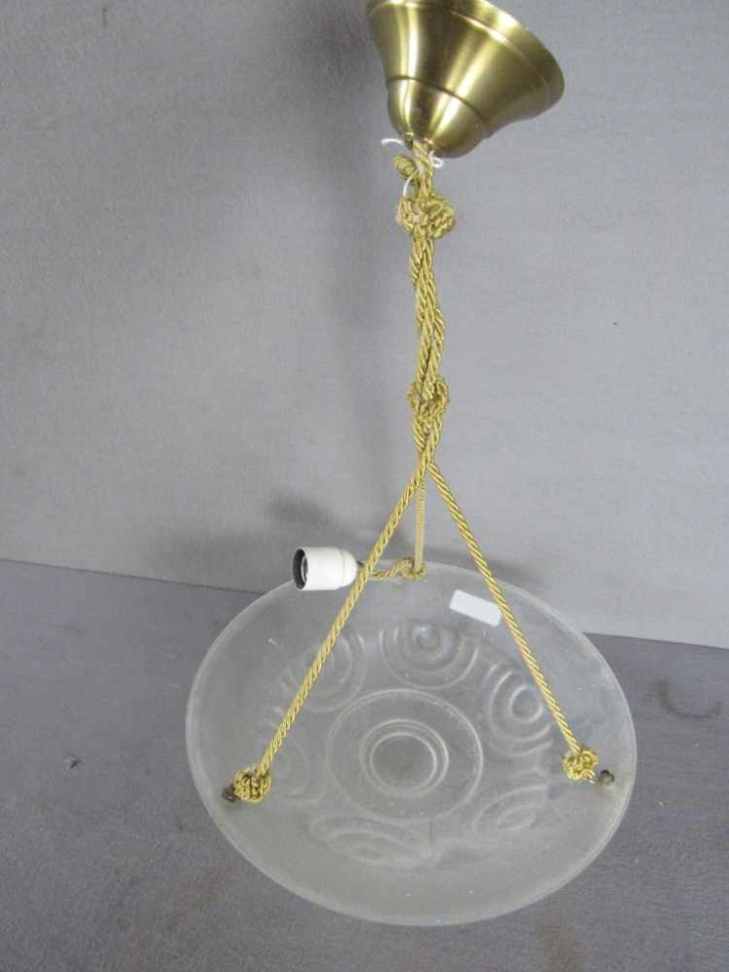 Deckenlampe satiniertes Glas einflammig um 1920 Durchmesser 34cm - Bild 2 aus 3