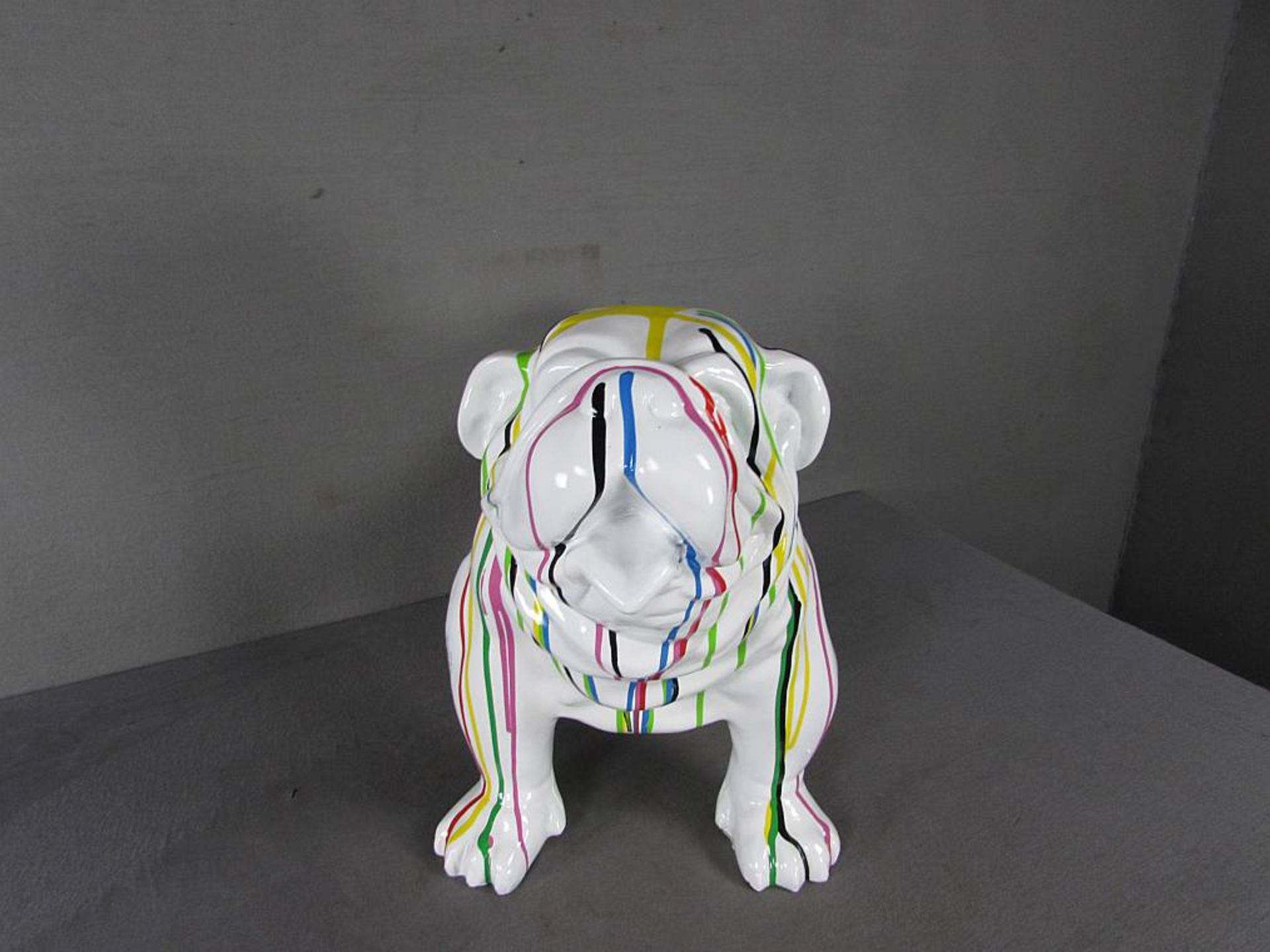 Designobjekt, Skulptur, farbig staffierte Bulldogge, Guss, länge: 58cm, Höhe: 43cm - Image 2 of 4