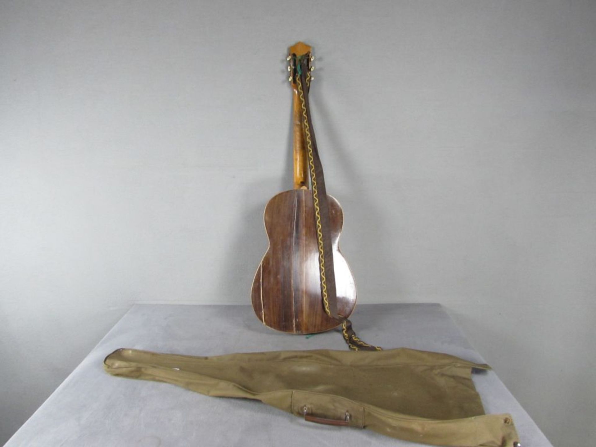 Alte Gitarre, Perlmutt intarsiert, Rücken restauriert, 96 cm im Futteral - Image 2 of 2