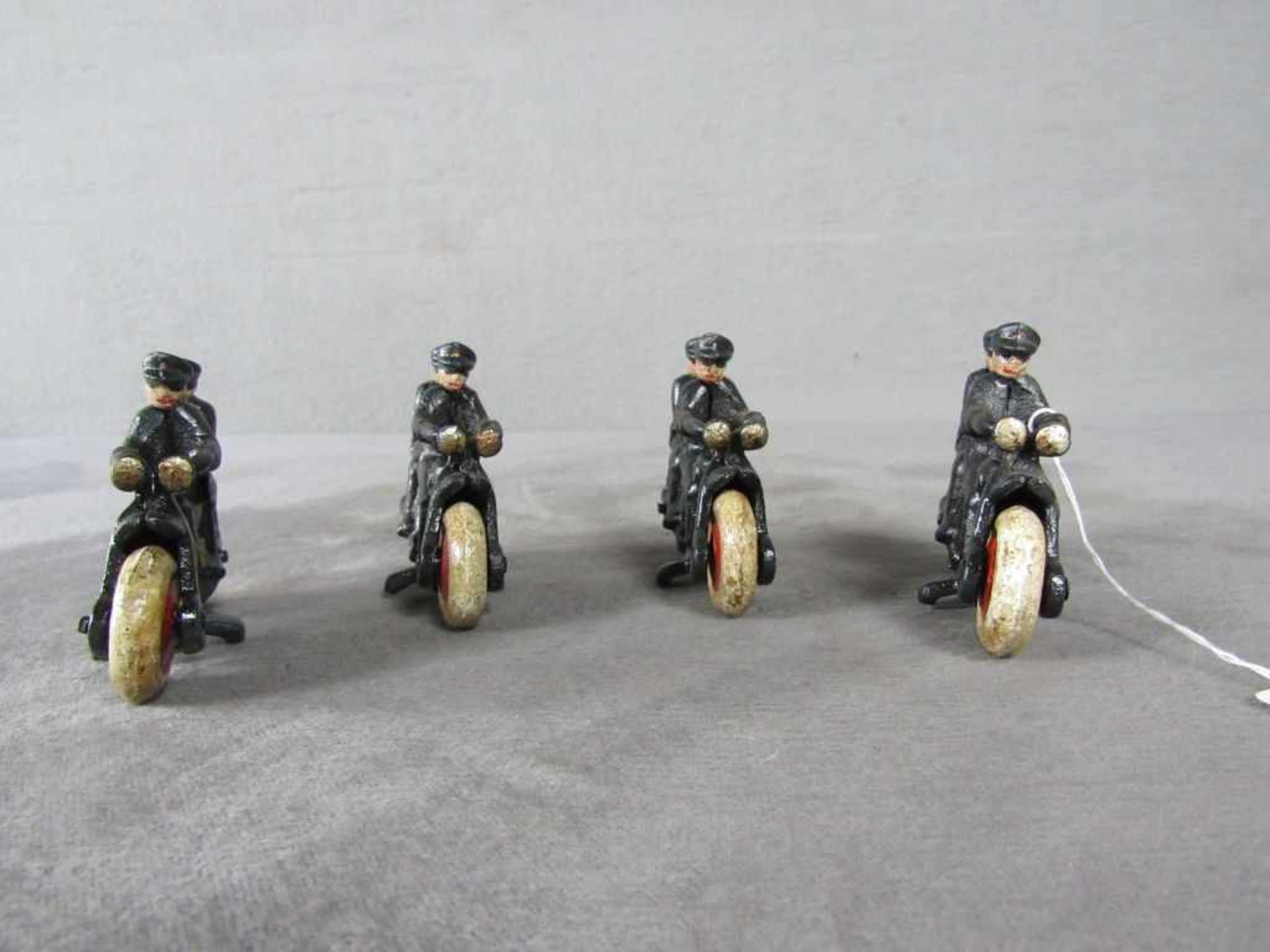Konv. 4 gusseisernen Spielzeug Motorräder, Polizei auf Harley Davidson L:10cm, rollbar - Image 2 of 2