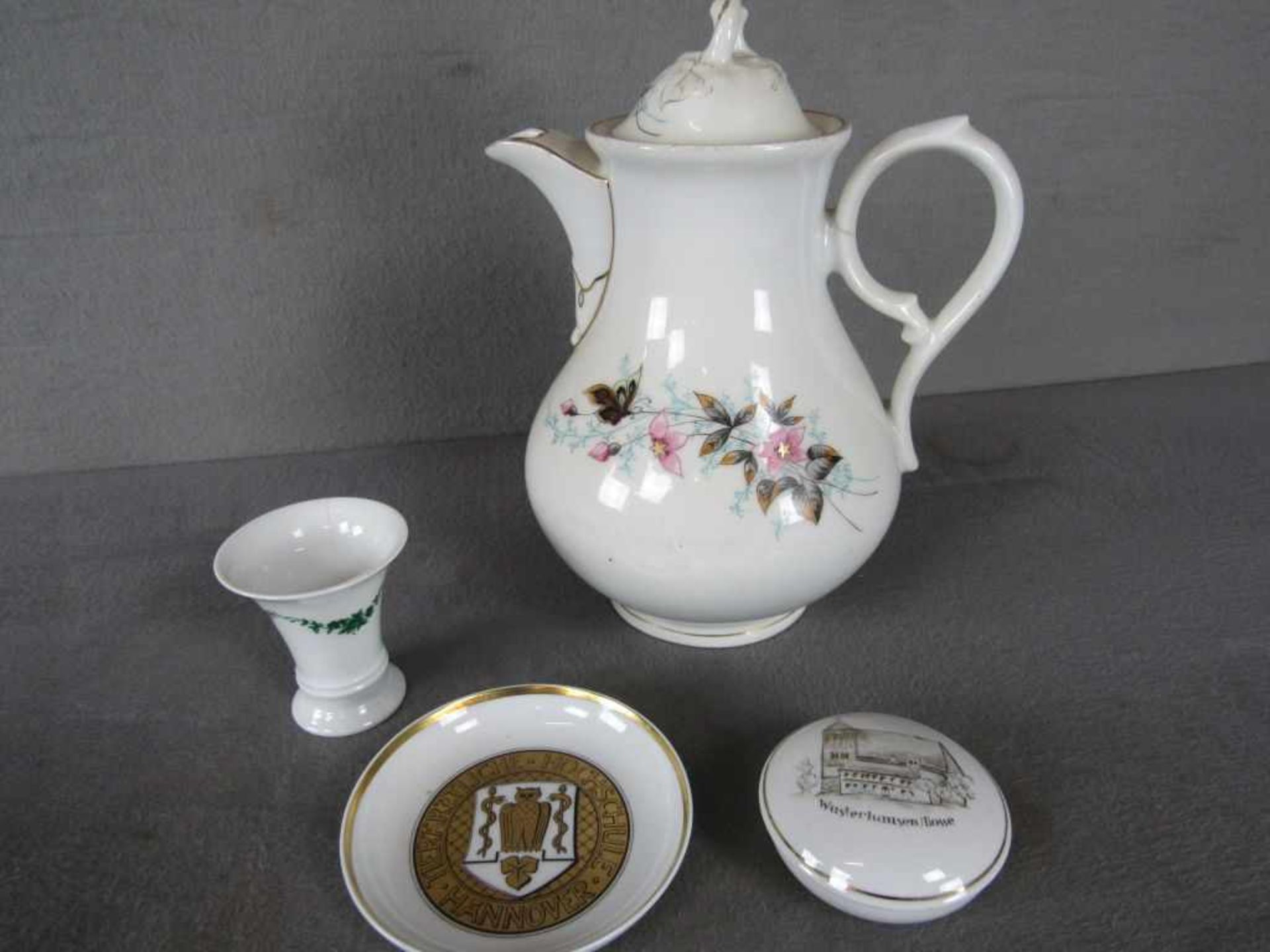 Kleines Konvolut Porzellan Kaffeekanne, Vase, Schälchen, Teller