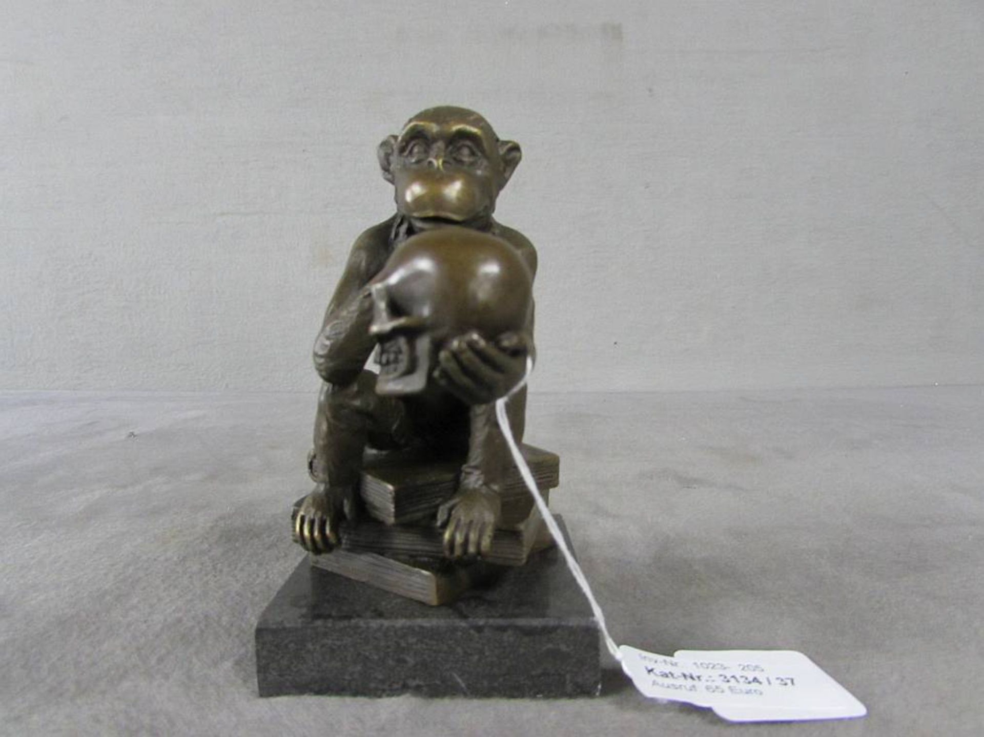Bronzeskulptur, auf Marmorplinthe, signiert und plaketiert, hier denkender Affe, Memento Mori,