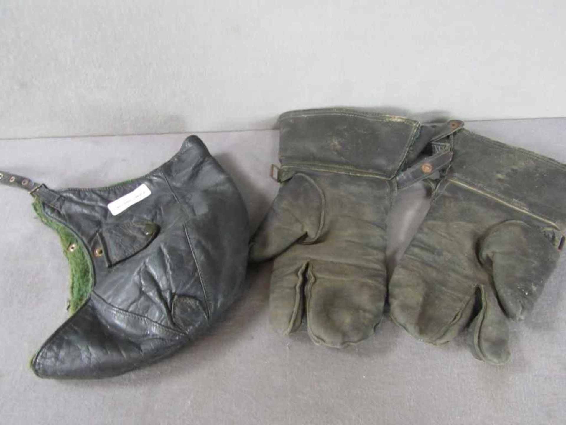 Antike Motorradbekleidung Handschuhe und Pilotenhaube - Image 2 of 2