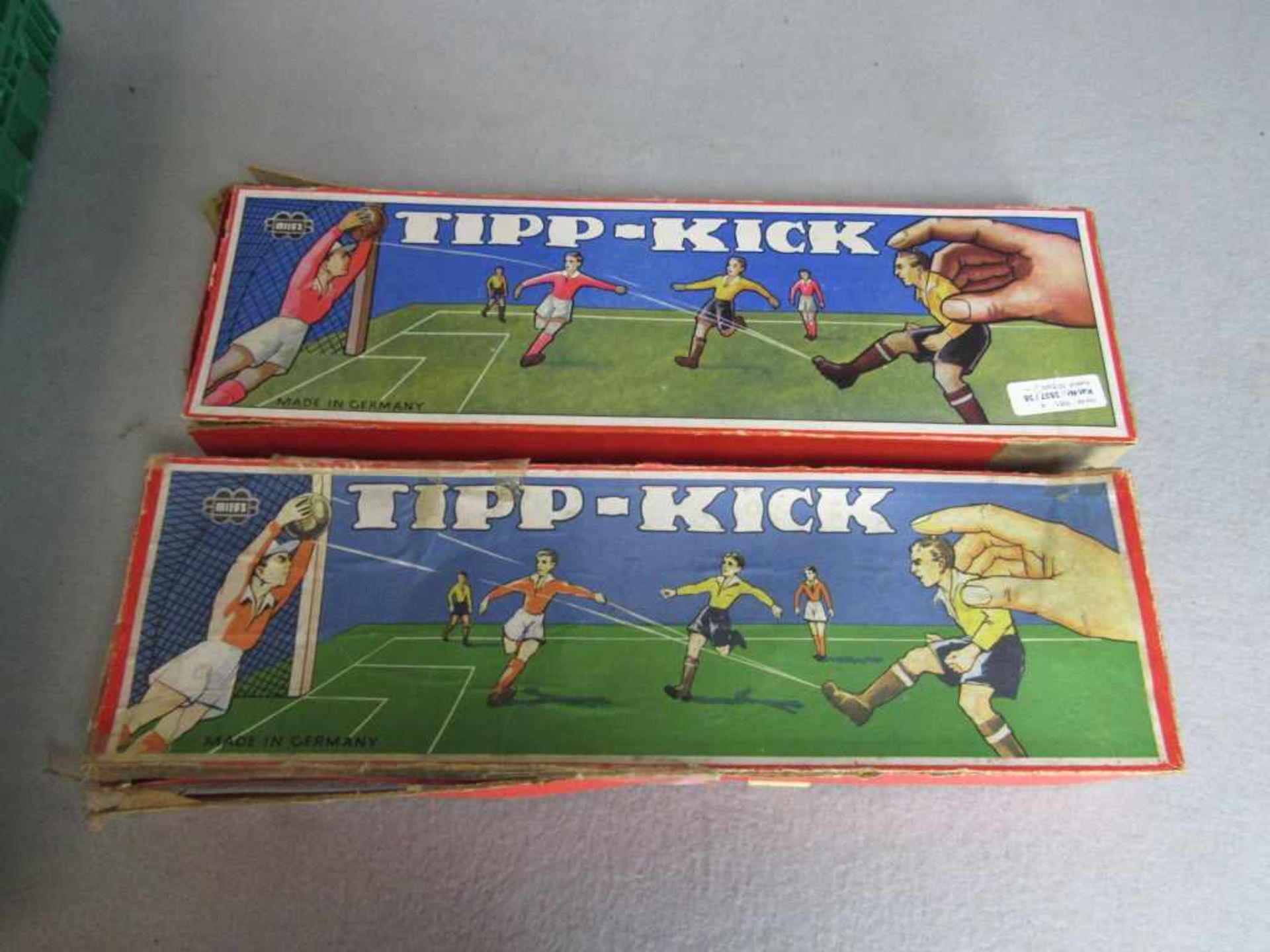 2x Tischfußball Tipp Kick Kunstoff und Massefiguren