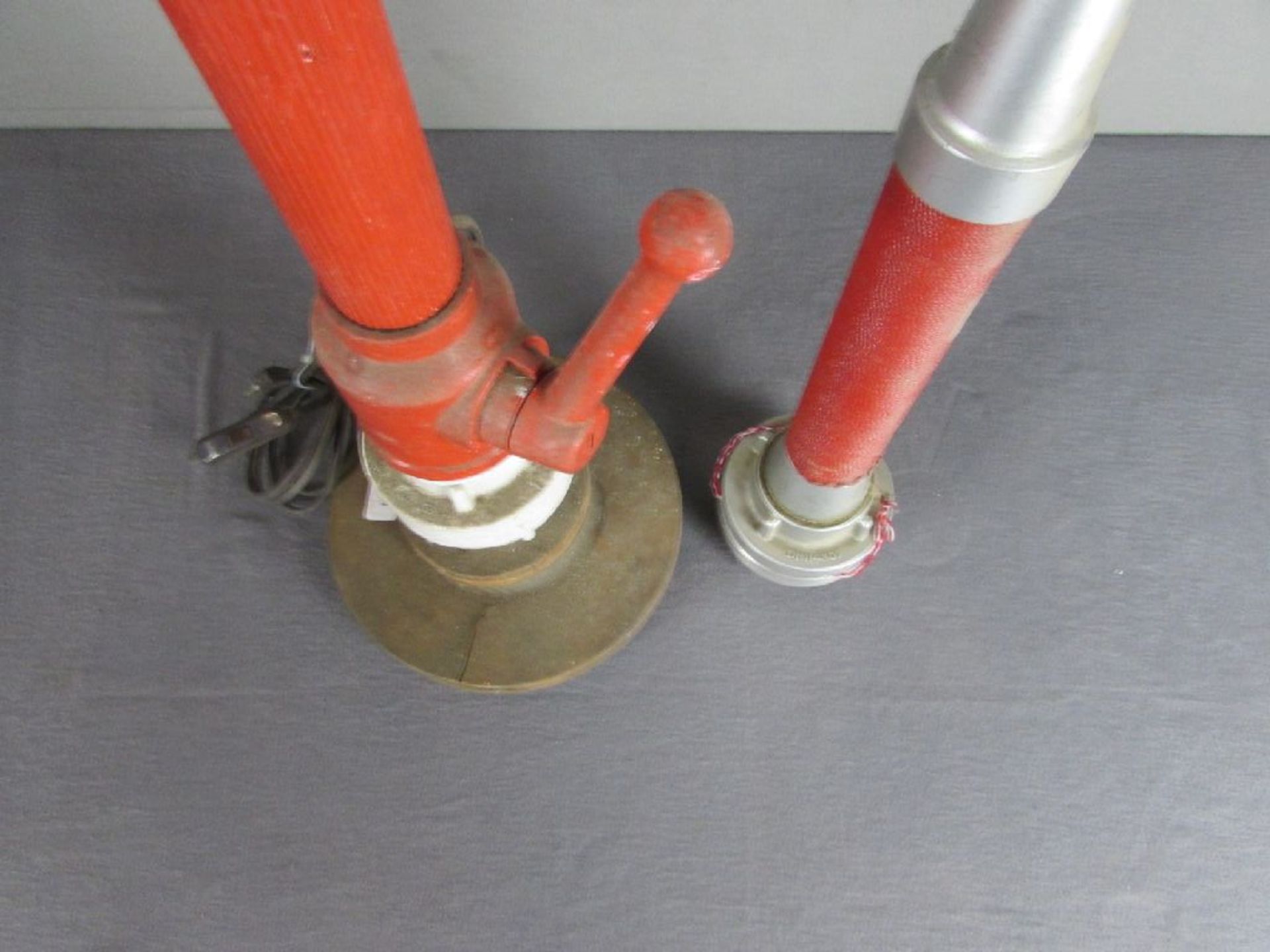 Eine Tischlampe aus Feuerwehrstrahlrohr + Beigabe Strahlrohr - Bild 2 aus 3