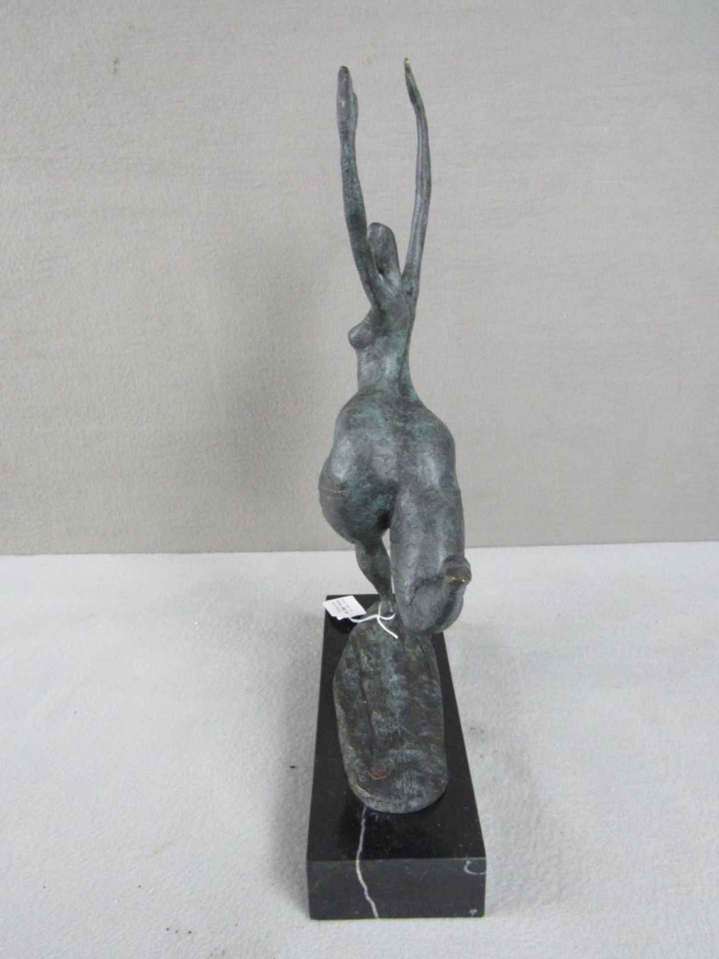 Bronzeskulptur Modern rundliche Dame im Laufe, Plakettiert und Signiert auf Marmorplinte 51 cm hoch - Image 4 of 6