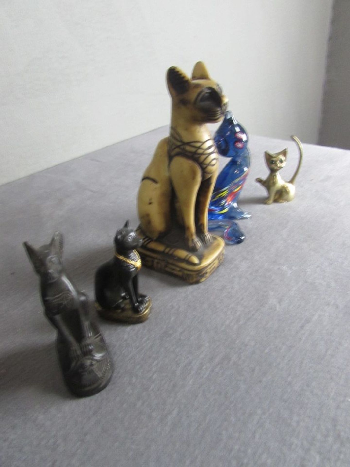 Konvolut von 5 Katzen Glas Bronze und Anderes - Image 2 of 2