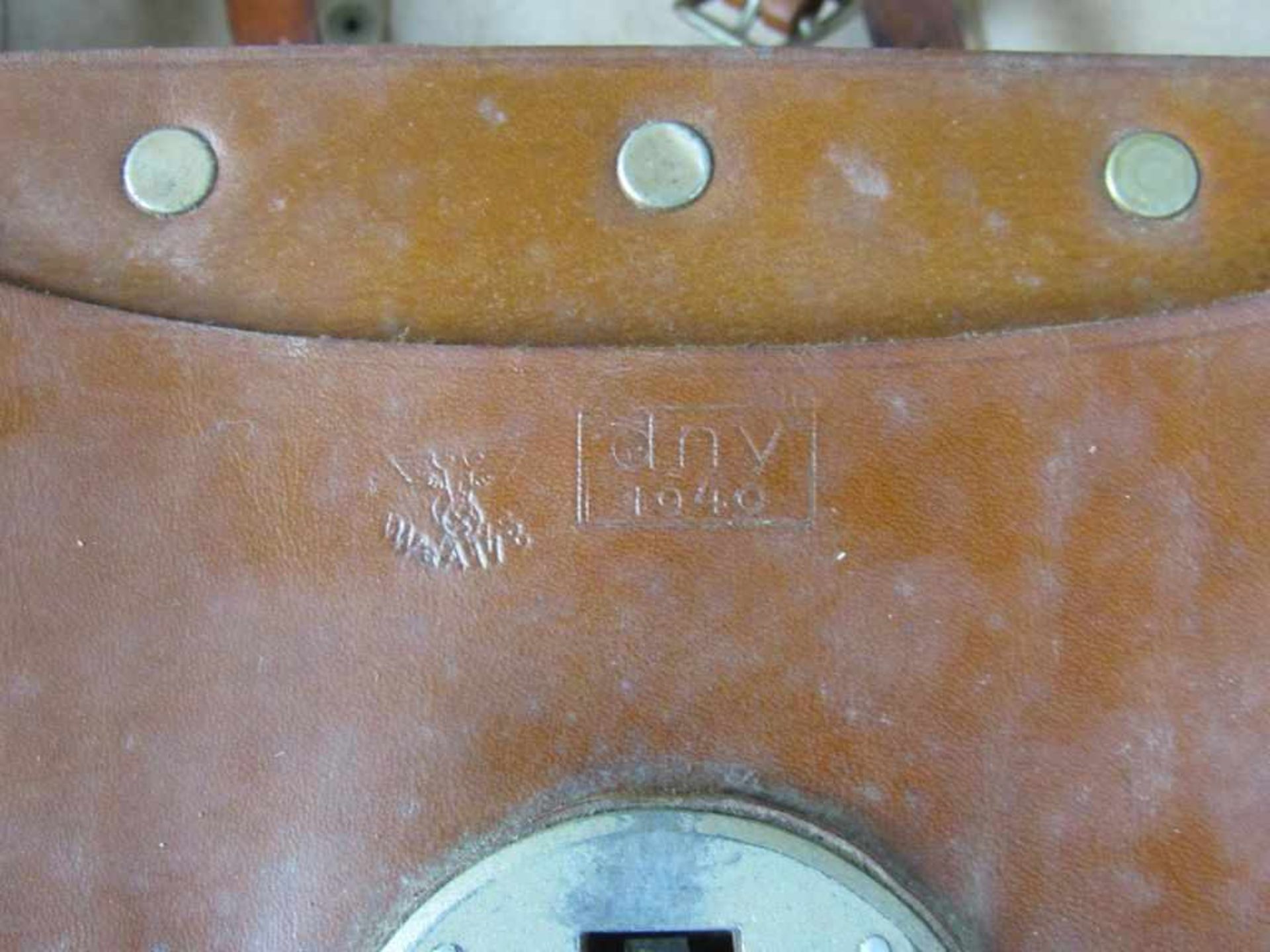 3. Reich 2. WK Feldarztkoffer Hersteller DNY 1940 teilweise noch Original gefüllt gestempelt mit - Bild 3 aus 6