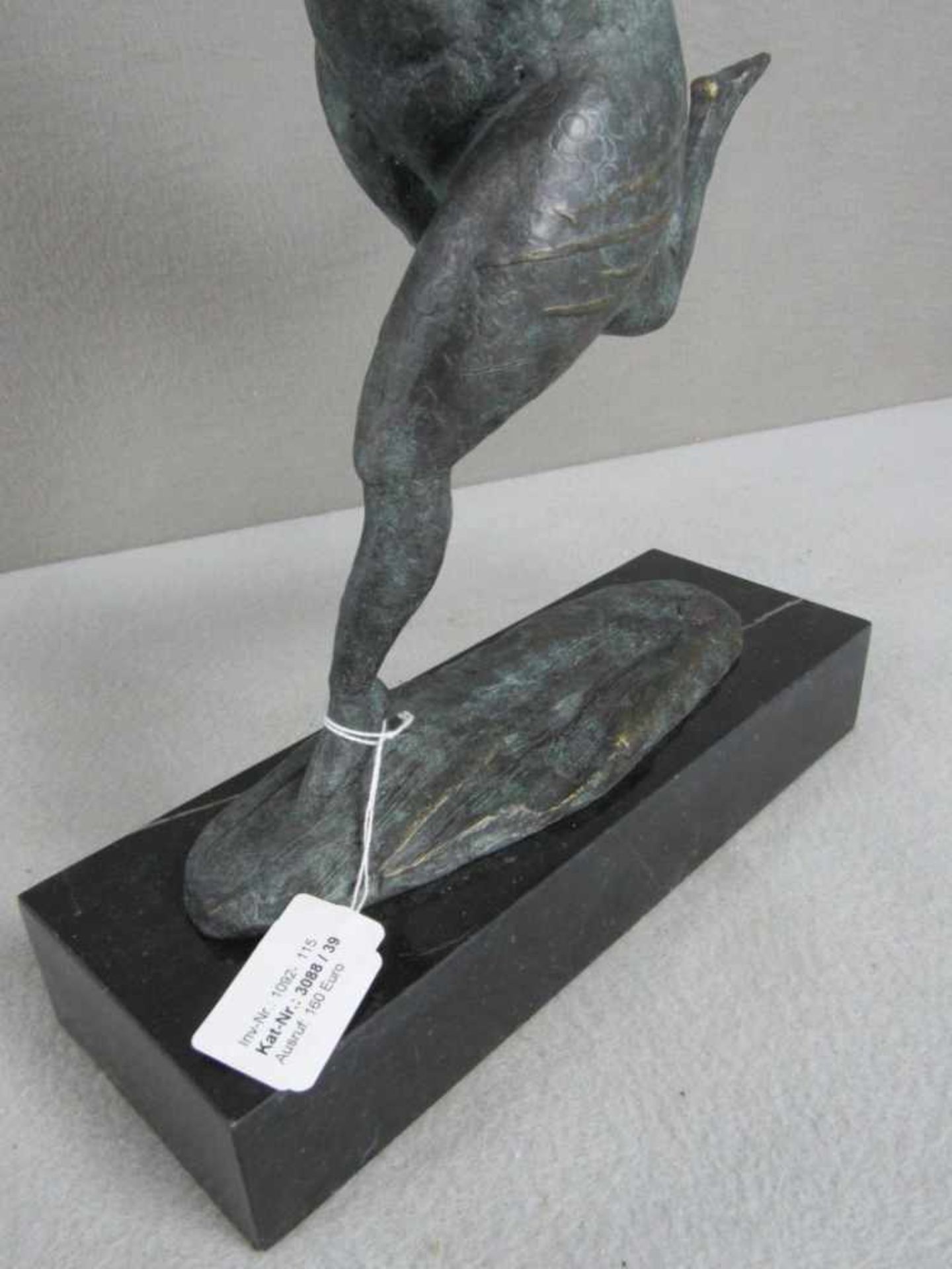 Bronzeskulptur Modern rundliche Dame im Laufe, Plakettiert und Signiert auf Marmorplinte 51 cm hoch - Image 6 of 6
