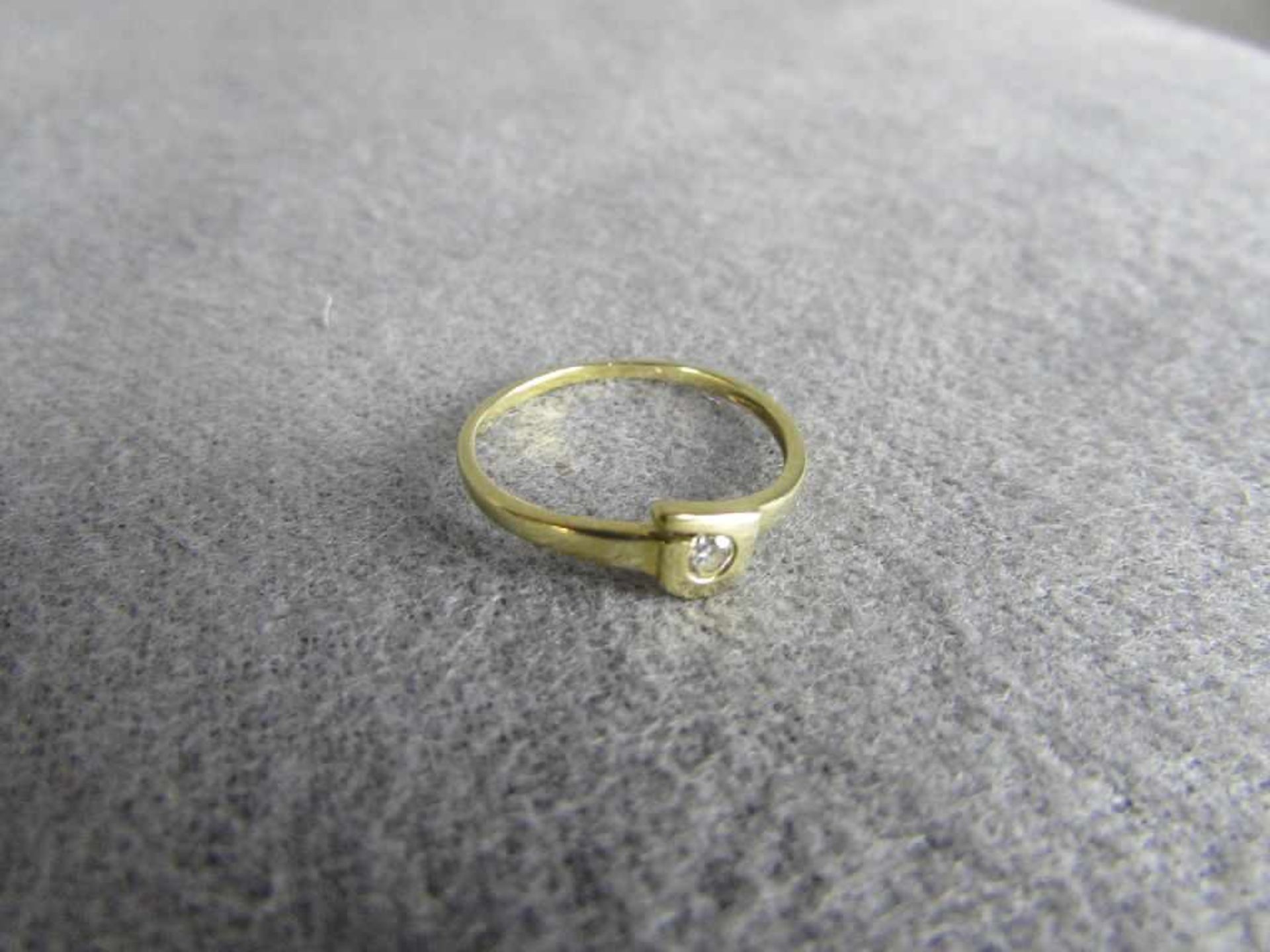 Ring 333 Gelbgold mit kleinem Stein, 0,9g