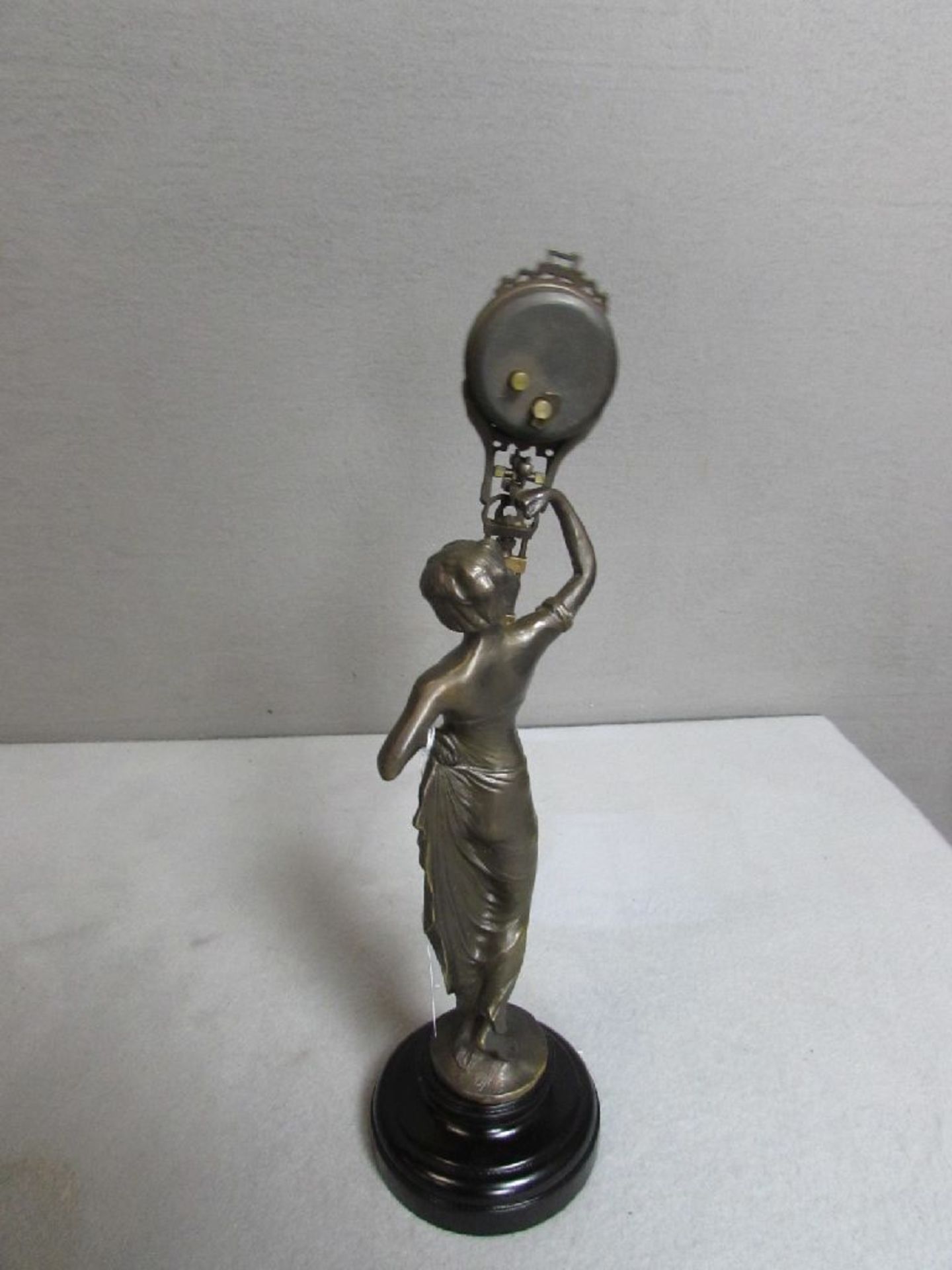 Figuren Uhr Bronze Art Deko Dame hält Uhr läuft an 38 cm Höhe - Image 3 of 4