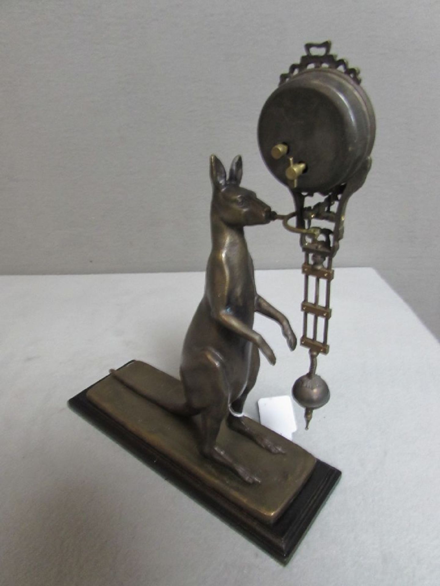 Bronzefigur mit schwingender Uhr mechanisch läuft an Känguru 31 cm hoch - Image 2 of 3