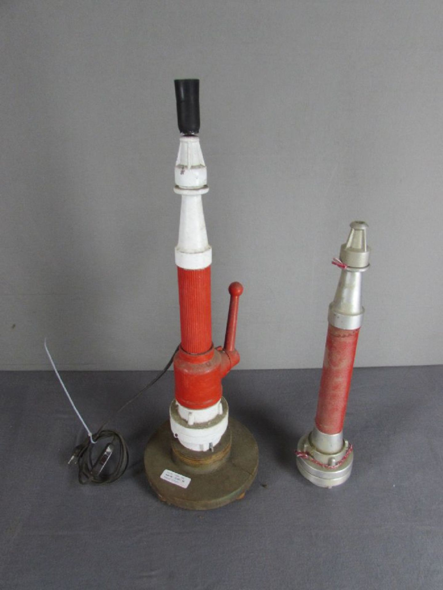 Eine Tischlampe aus Feuerwehrstrahlrohr + Beigabe Strahlrohr