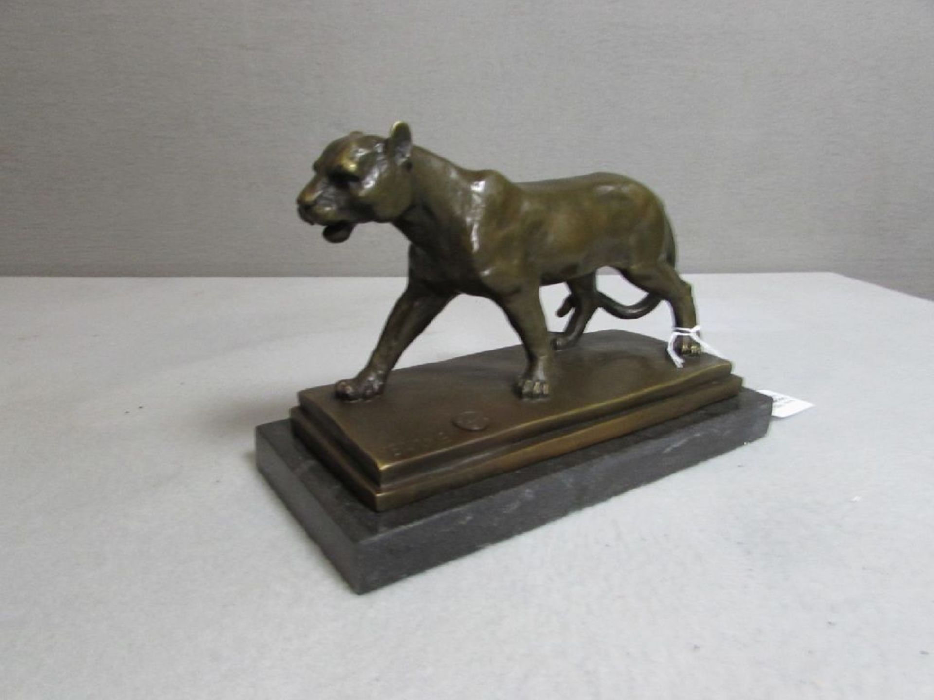 Bronzefigur in Art Deko schreitender Panther Signiert und Plaketiert 24 cm länge