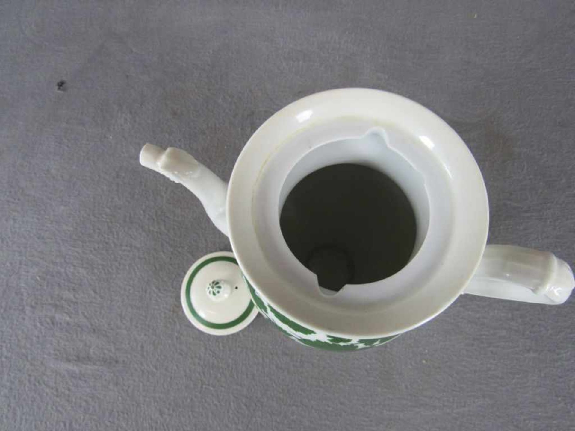 Kaffeekanne Knaufzeit Meissen Weinlaubdekor Tülle in Fabelwesen Höhe:24,5cm - Bild 3 aus 4