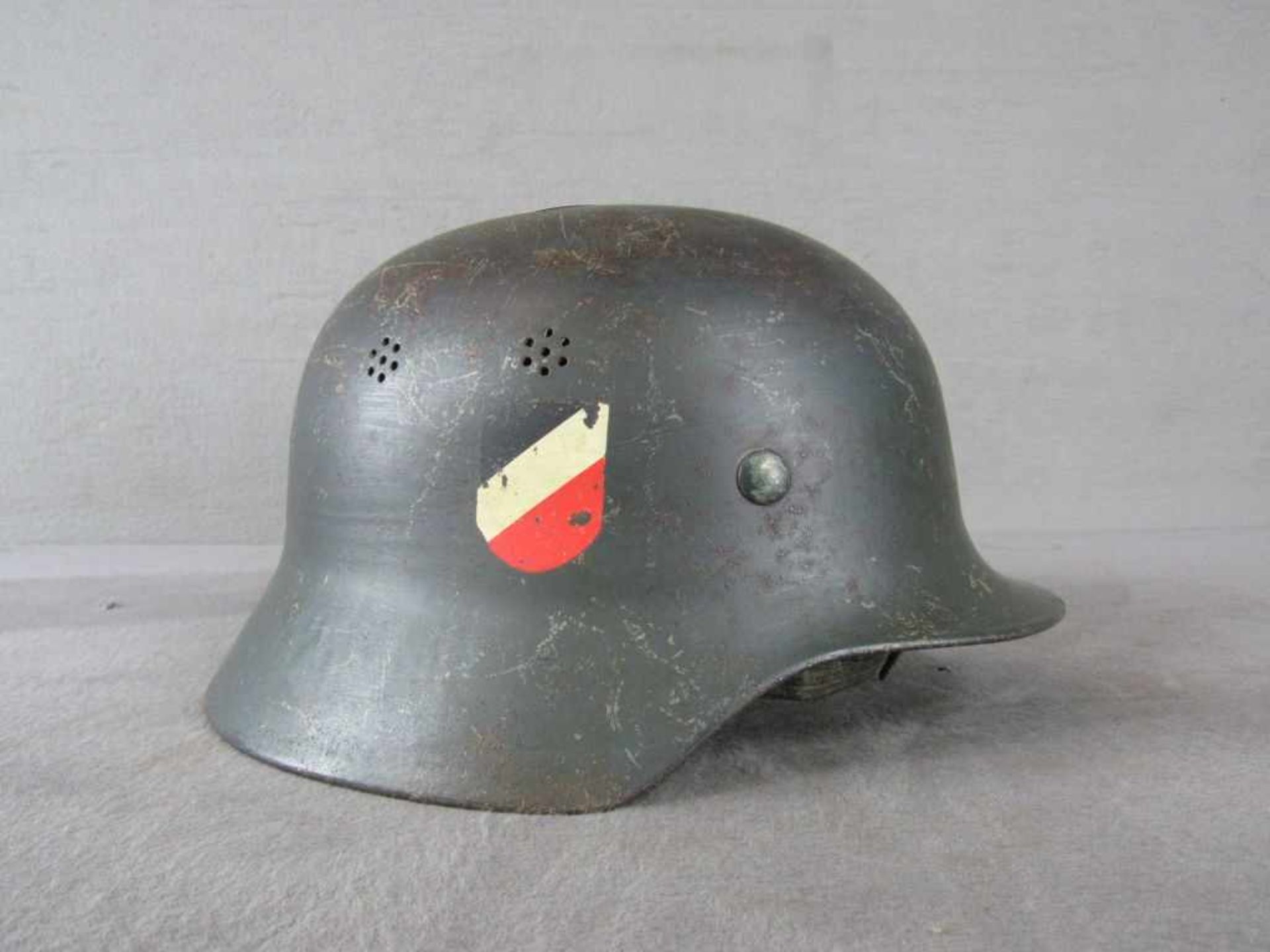 Stahlhelm 2 Embleme, NS-Justiz, komplett mit Innenfutter und Sturmriemen, Größe 58