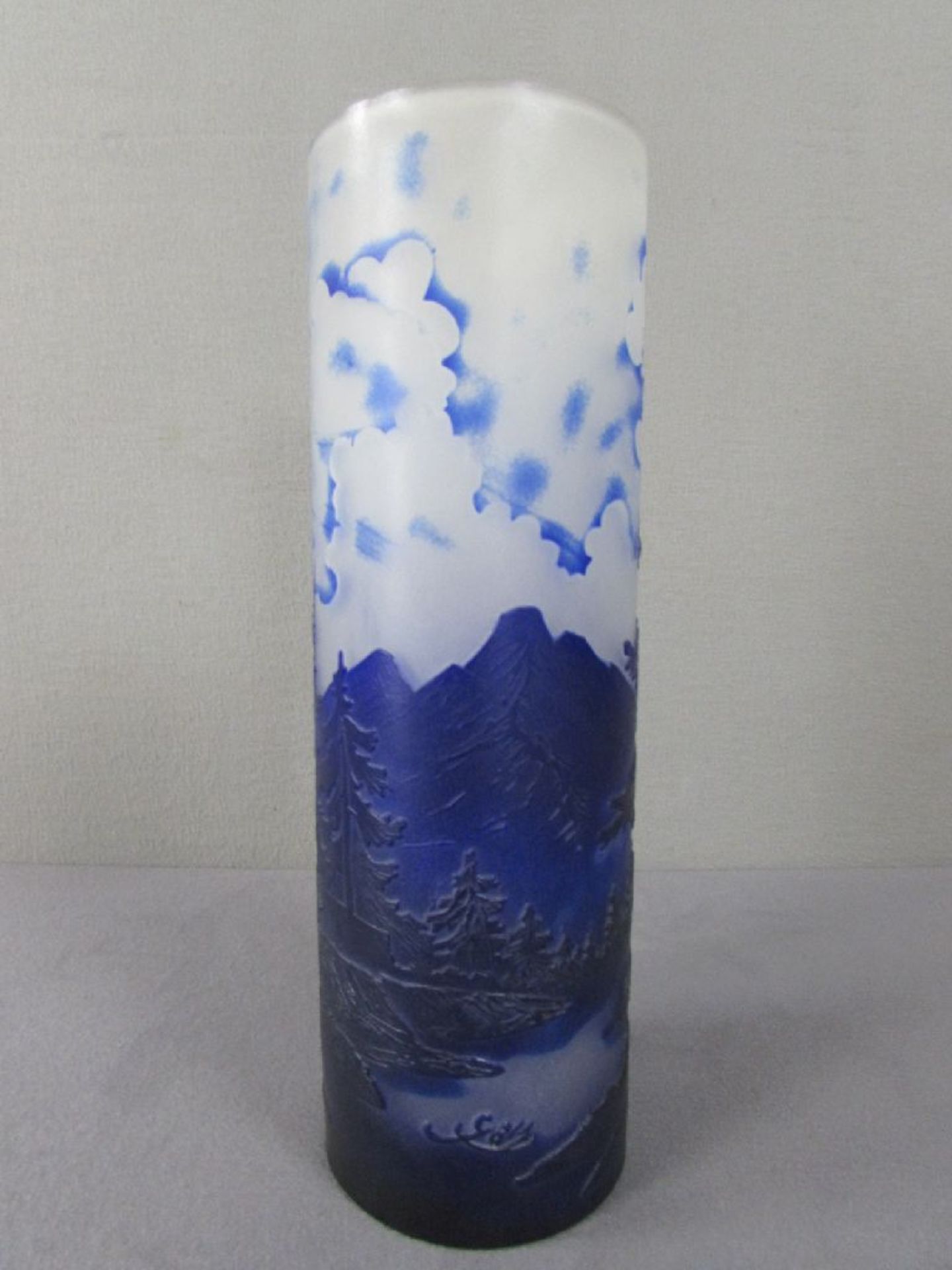Große Glasvase blaues und satiniertes Glas mit Landschaft 37cm hoch - Image 3 of 6