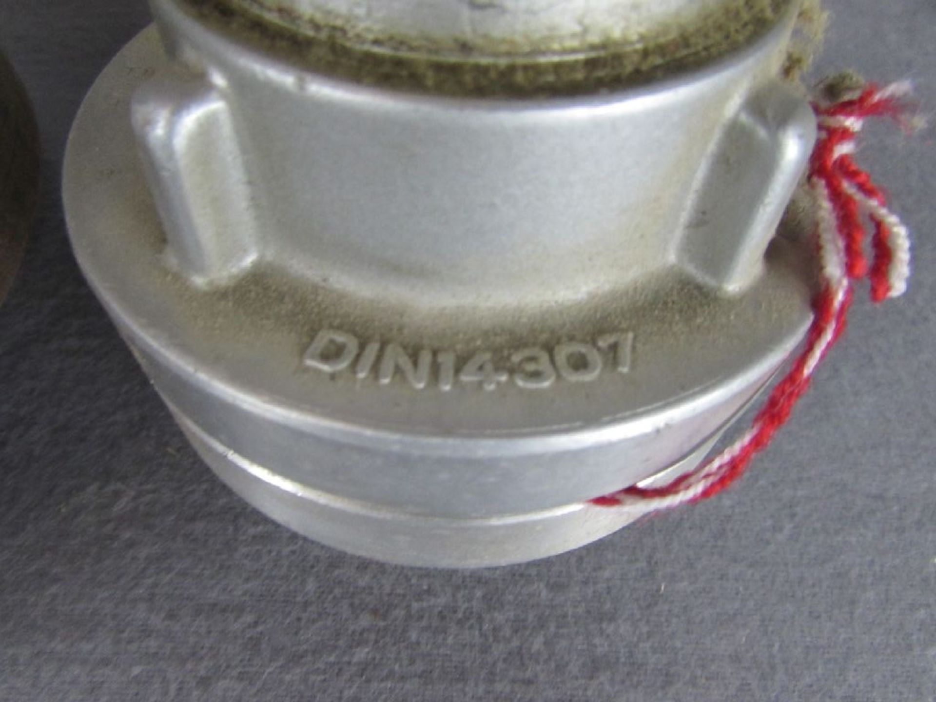 Eine Tischlampe aus Feuerwehrstrahlrohr + Beigabe Strahlrohr - Image 3 of 3