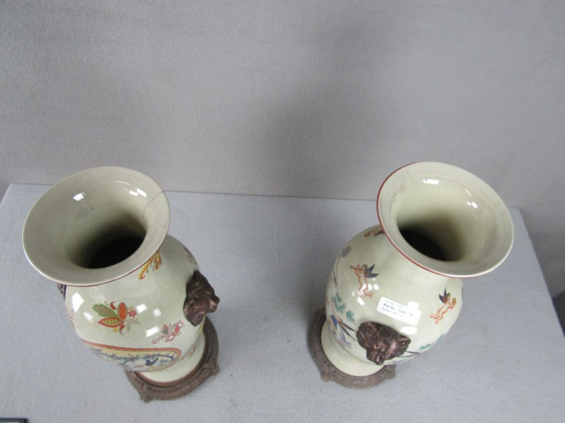 Ein Paar asiatische Vasen seitlich mit bronzenen Tierköpfen seperate Bronze Füße lasierte Keramik - Image 3 of 3