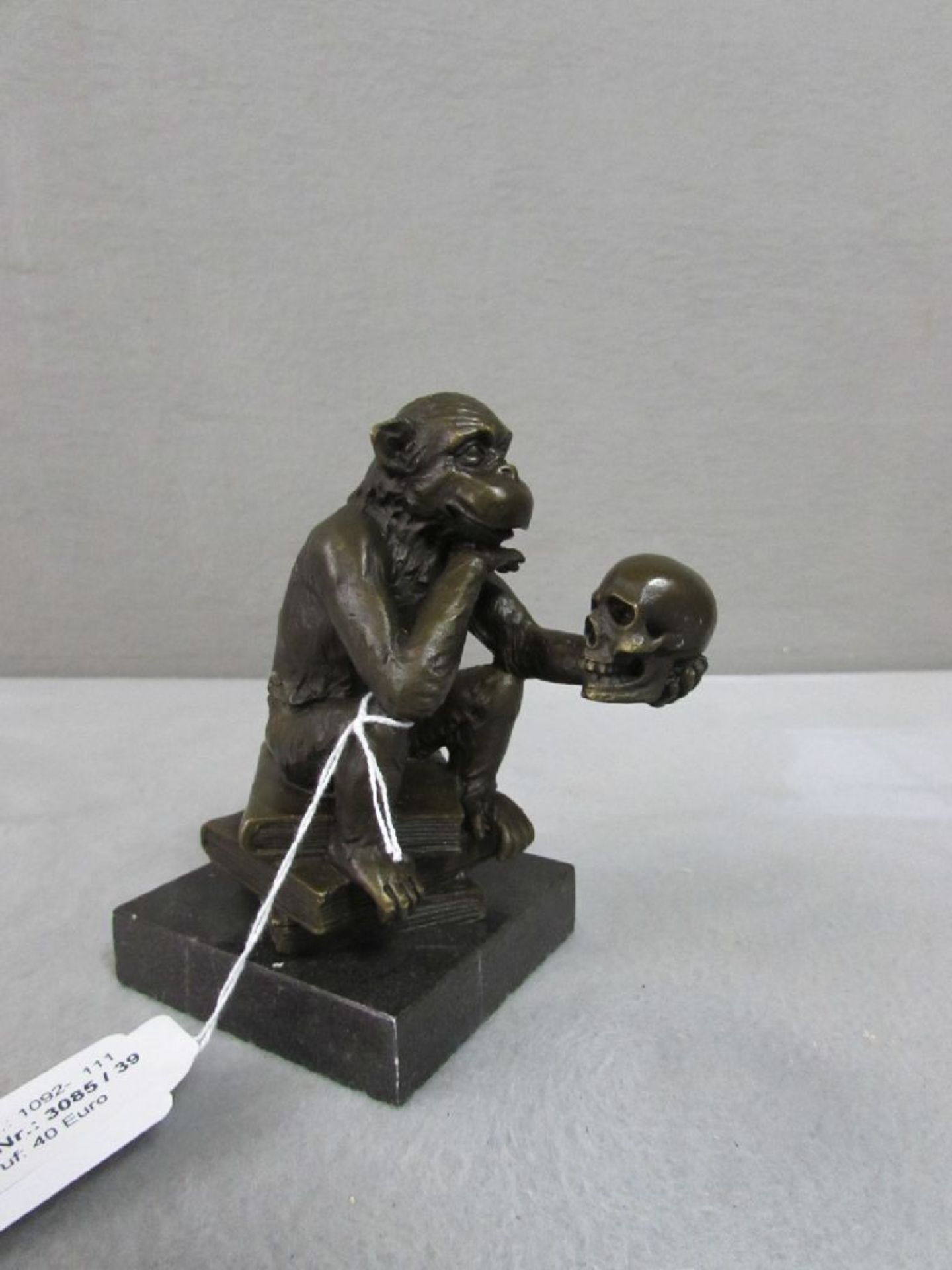 Bronzeskulptur "Der Denker" in Form eines Affen mit Totenschädel und Büchern 14cm höhe Plakettiert