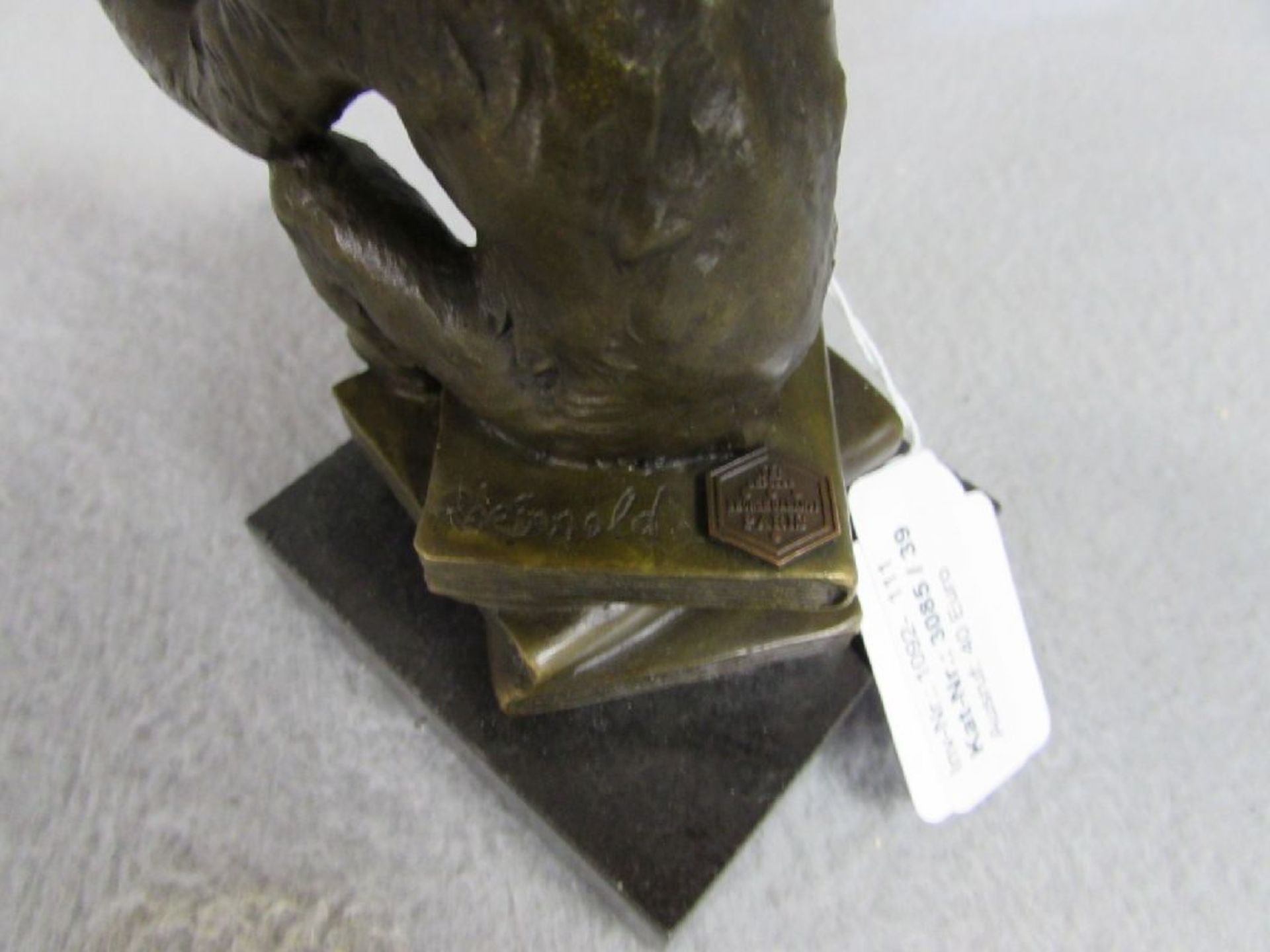 Bronzeskulptur "Der Denker" in Form eines Affen mit Totenschädel und Büchern 14cm höhe Plakettiert - Image 2 of 4