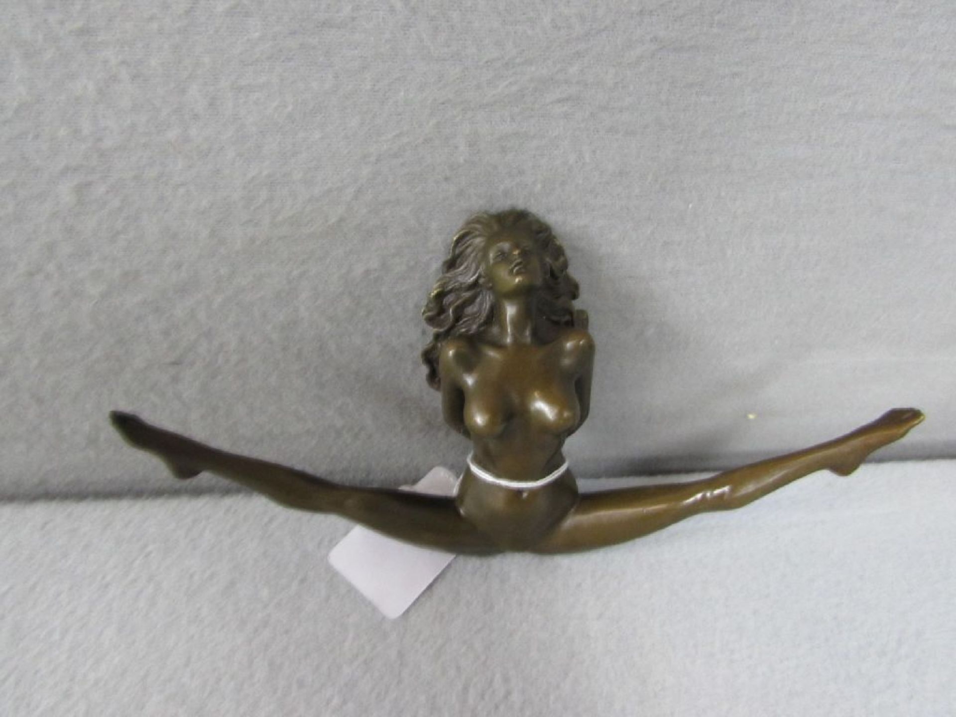 Bronzestatue Aktszene liegende breitbeinige Dame ca. 21x11 cm gefesselt Plakettiert