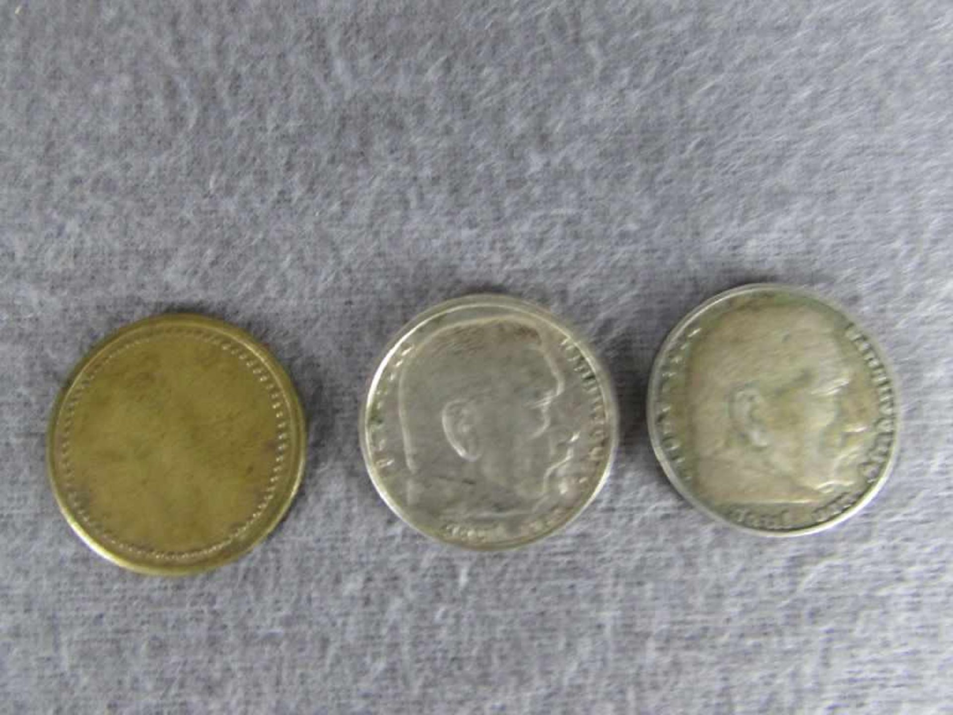 2. WK Münze Kantinengeld für Pimpfe und zwei Reichsmarkstücke - Bild 2 aus 2