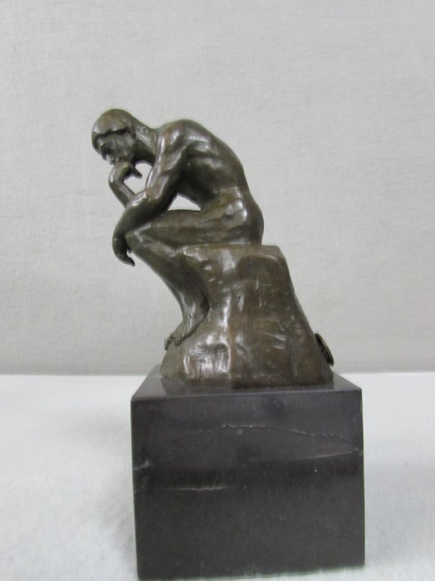 Bronzestatue "der Denker" auf Marmorplinte 19,5 cm höhe signiert und plaketiert - Bild 2 aus 3